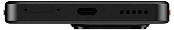 Ein schwarzes elektronisches Gerät, von der Seite betrachtet, mit einem USB-C-Anschluss und mehreren kleinen Löchern, die wahrscheinlich für Lautsprecher- oder Mikrofonfunktionen vorgesehen sind.