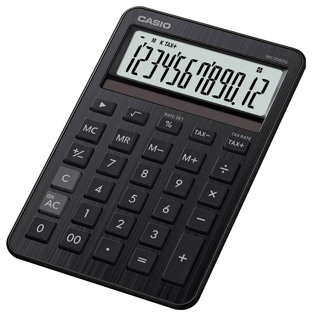 Ein Casio-Taschenrechner mit der Anzeige '1234567890,12' auf seinem Display, mit einem schwarzen Gehäuse und verschiedenen funktionalen Tasten.