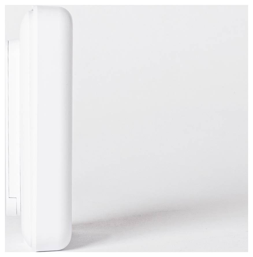 Seitenansicht einer geschlossenen, weißen Tür vor einer schlichten weißen Wand, mit Betonung auf minimalistischem Design und klaren Linien.