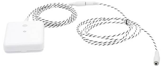 Ein kleines weißes elektronisches Gerät mit einem langen schwarz-weiß geflochtenen Kabel, das Anschlüsse an jedem Ende aufweist.