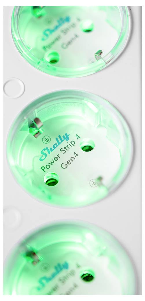 Eine Nahaufnahme einer Shelly Power Strip Gen 4 mit leuchtenden grünen LEDs, die Steckdosen zeigt, die für Smart-Home-Nutzung entwickelt wurden.