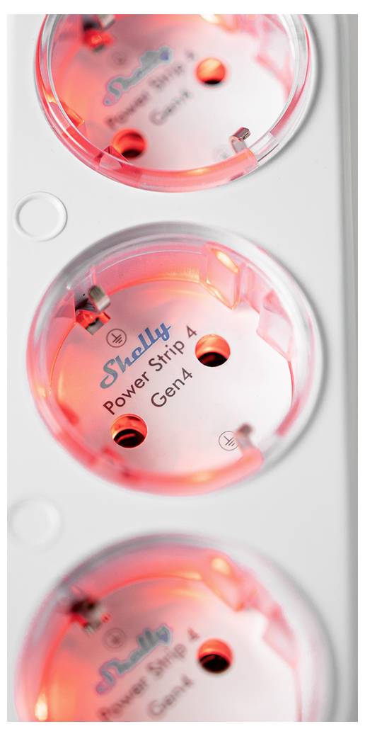 Eine Nahaufnahme von drei rot beleuchteten Steckdosen des Typs 'Shelly Power Strip 4 Gen4', vertikal angeordnet, wobei bei jeder die elektrischen Komponenten sichtbar sind.