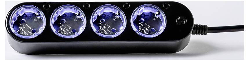 Ein schwarzes Steckerleiste mit vier beleuchteten kreisrunden Steckdosen, wobei jede einen blauen Lichtschein zeigt, verbunden durch ein schwarzes Netzkabel.
