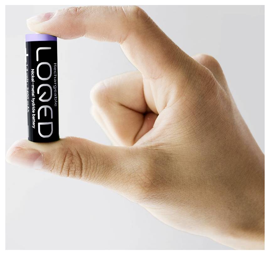Eine Hand hält eine kleine wiederaufladbare Batterie zwischen Daumen und Zeigefinger. Die Batterie ist mit „LOQED