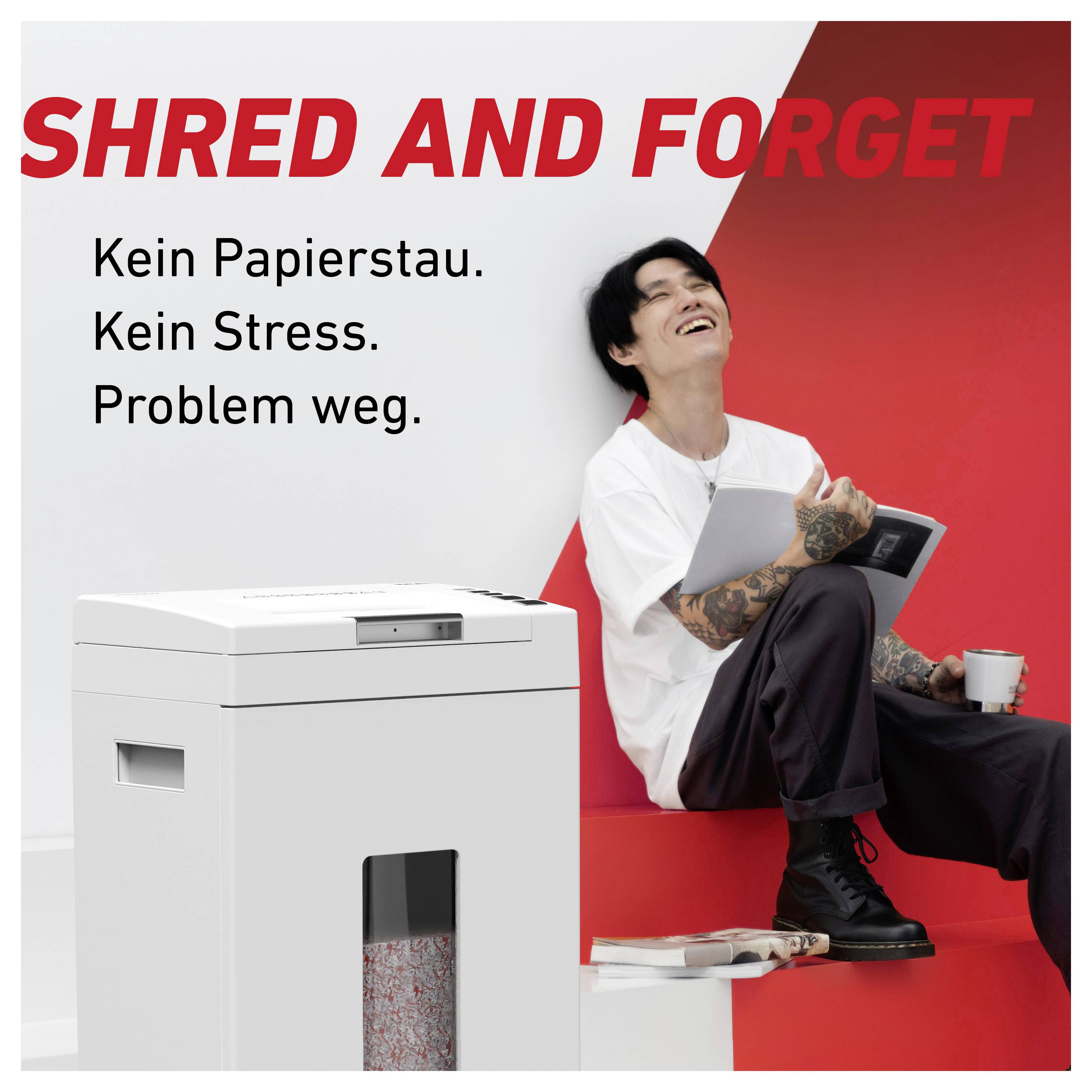 Eine Person sitzt lächelnd neben einem Aktenvernichter. Text im Bild: 'SHRED AND FORGET. Kein Papierstau. Kein Stress. Problem weg.'