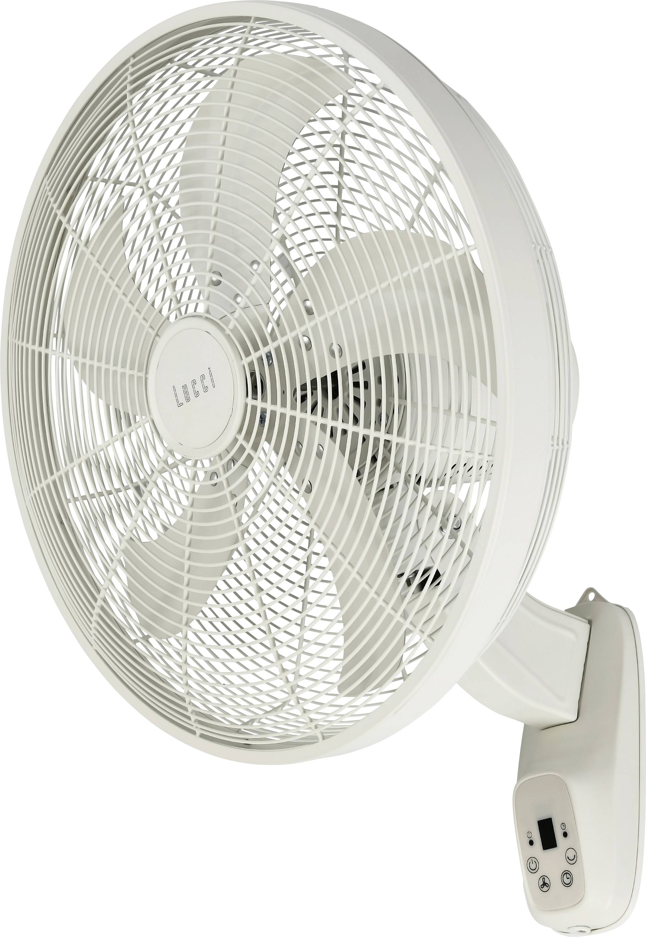 Deckenmontierter oszillierender Ventilator mit einem weißen Schutzgitter, fünf Flügeln und einer Fernbedienung, die am Wandhalter befestigt ist.