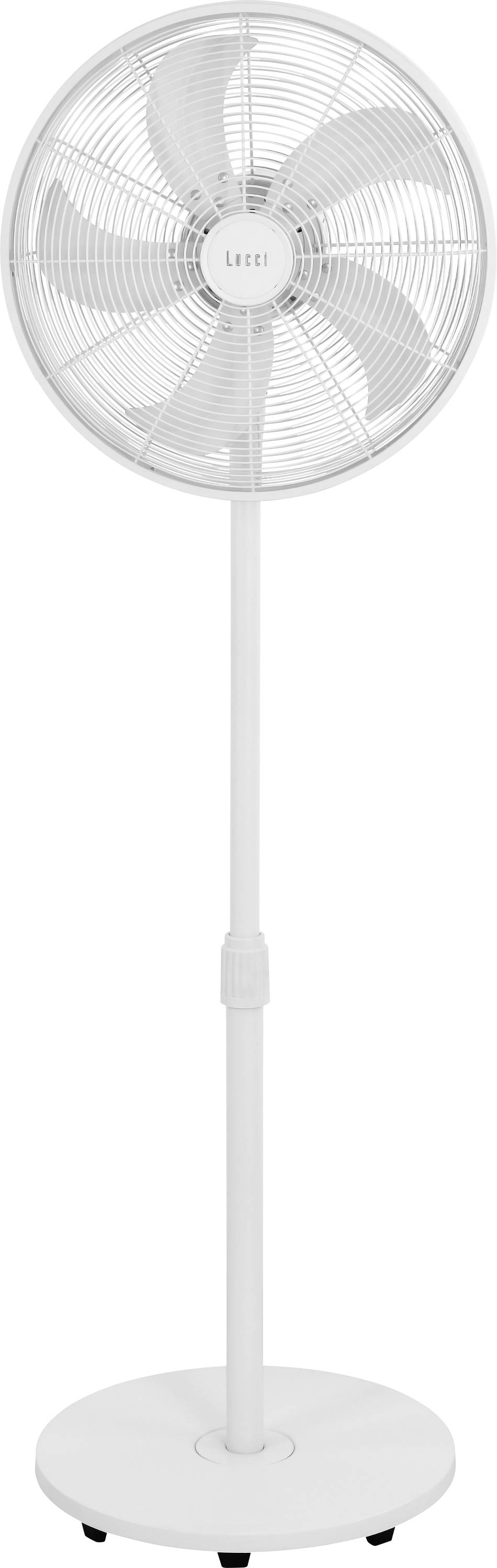 Ein weißer Standventilator mit fünf Flügeln und einem verstellbaren Ständer, der zur Kühlung von Innenräumen entwickelt wurde.