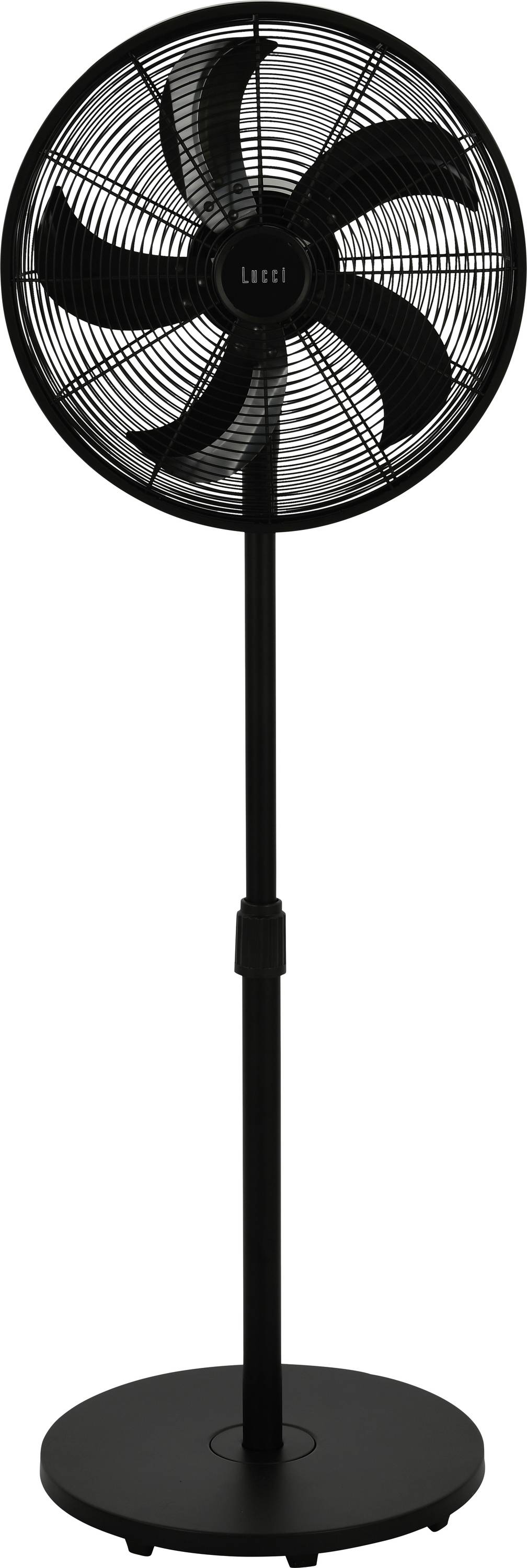 Ein schwarzer Standventilator mit fünf Flügeln und einer runden Basis, der für den Einsatz zu Hause oder im Büro konzipiert ist. Der Markenname des Ventilators ist in der Mitte sichtbar.