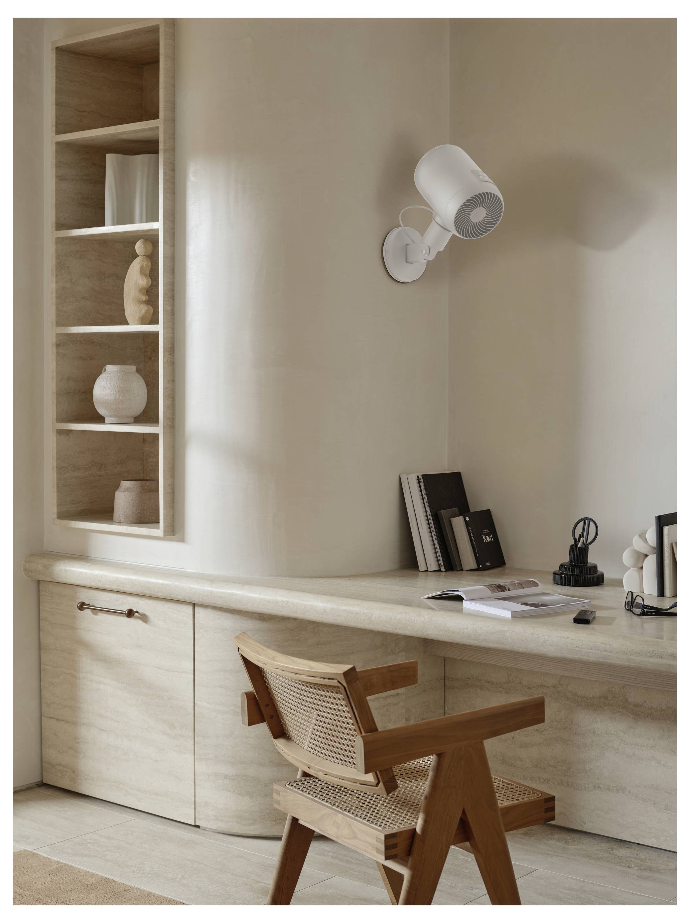 Ein minimalistisches Heimbüro mit einem Holzstuhl, einem eingebauten Schreibtisch und Regalen mit Dekorationselementen. Natürliche Töne und sanftes Licht schaffen eine beruhigende Atmosphäre.