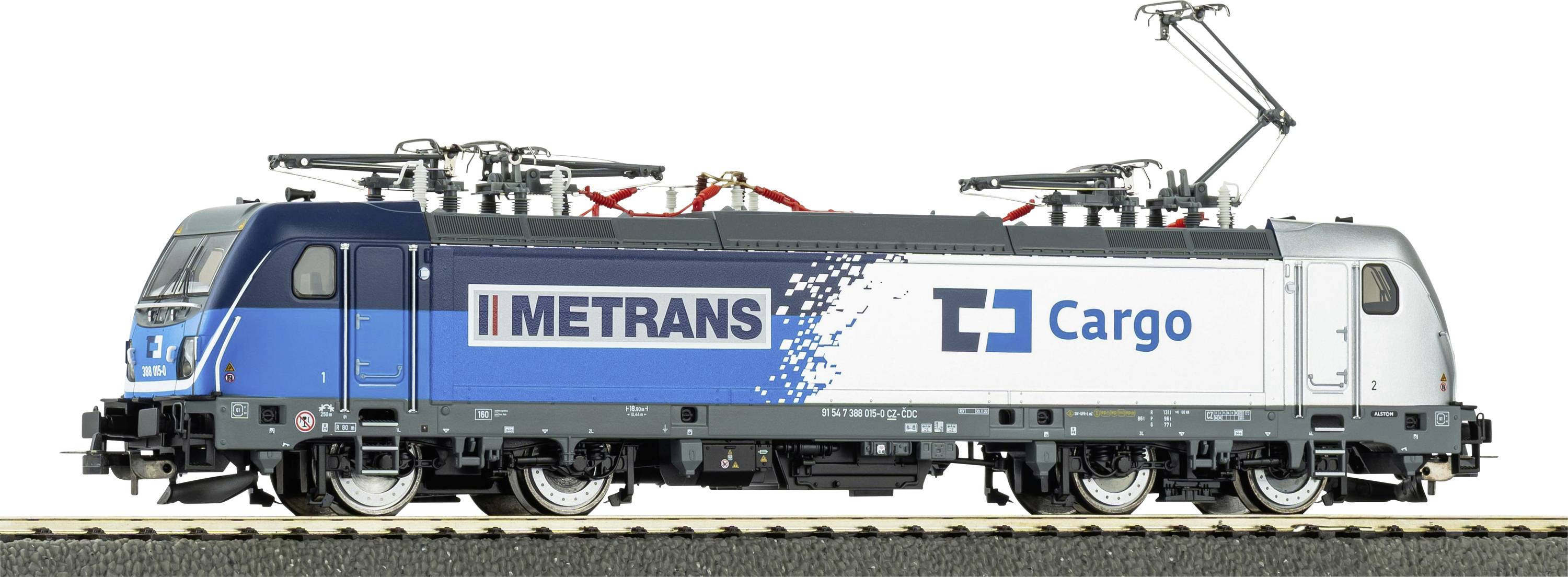 Eine blau-weiße Güterzuglokomotive mit deutlich sichtbaren Logos von „METRANS