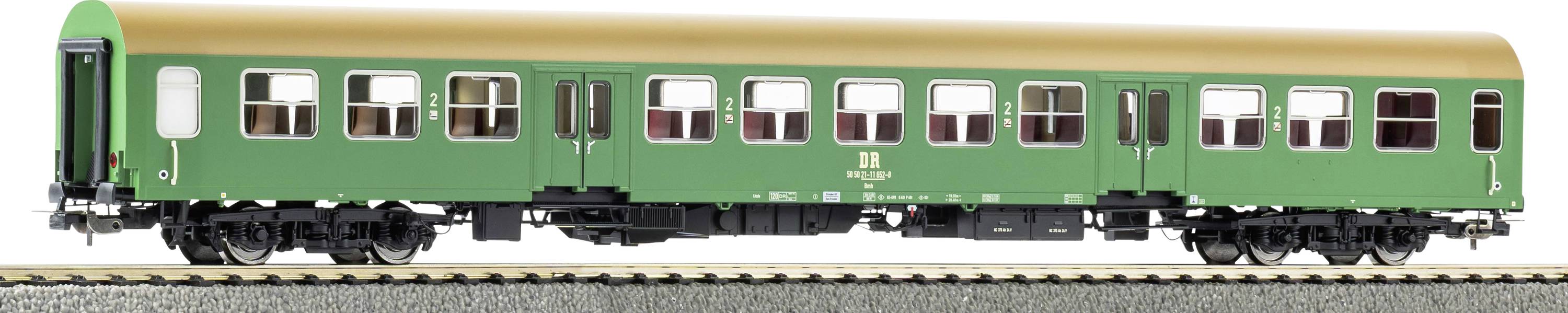 Ein Modellzug mit grünem und braunem Äußeren wird auf einer Spur ausgestellt. Er hat weißgerahmte Fenster und detaillierte Untergestellkomponenten.