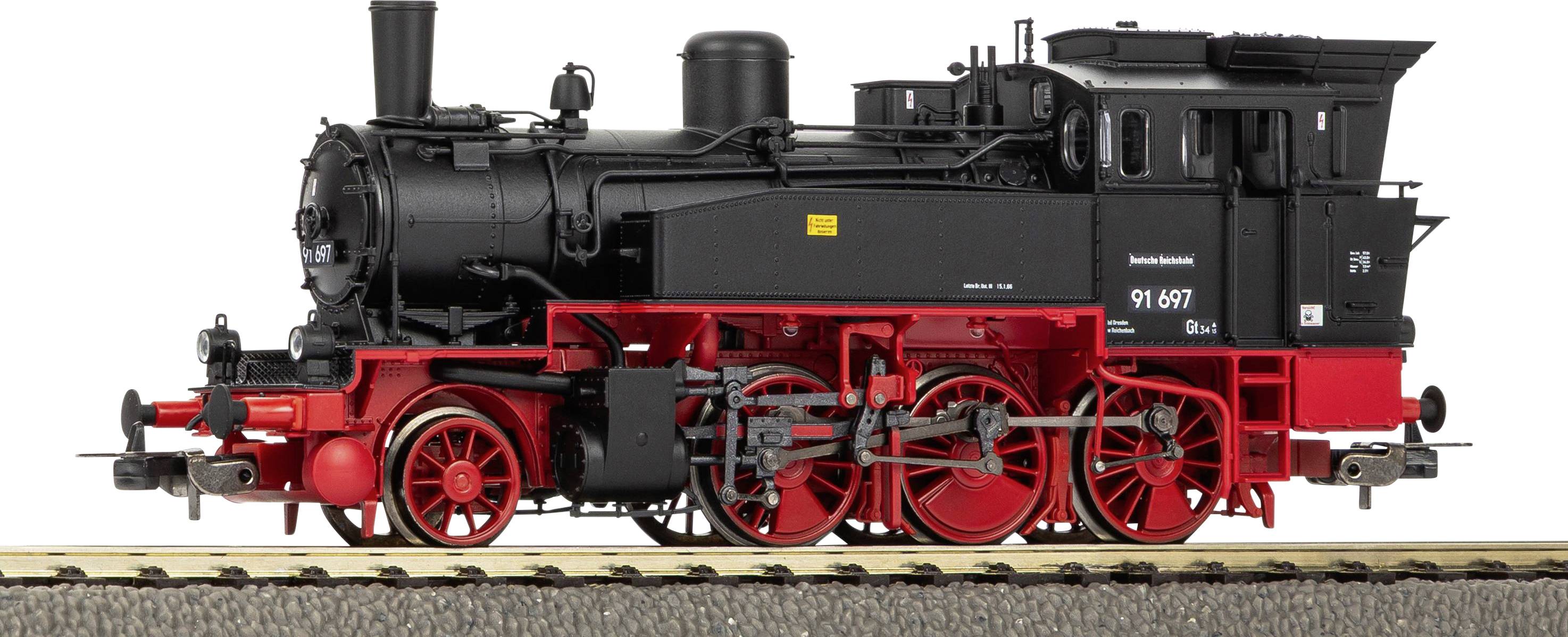 Eine schwarz-rote Modell-Dampflokomotive wird auf einer Gleisanlage ausgestellt. Die Lokomotive hat aufwendige Details und ein kompaktes Design.