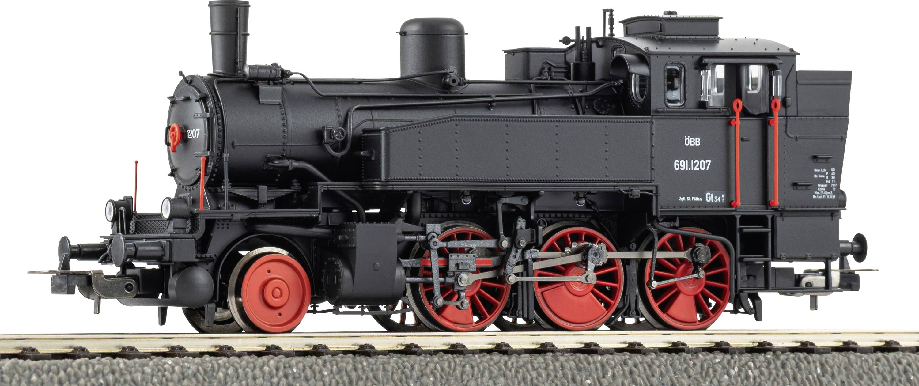Eine schwarze Modelllokomotive mit roten Rädern auf einem Ausstellungsgleis, die detaillierte Motorkomponenten und Führerstandsfunktionen zeigt.
