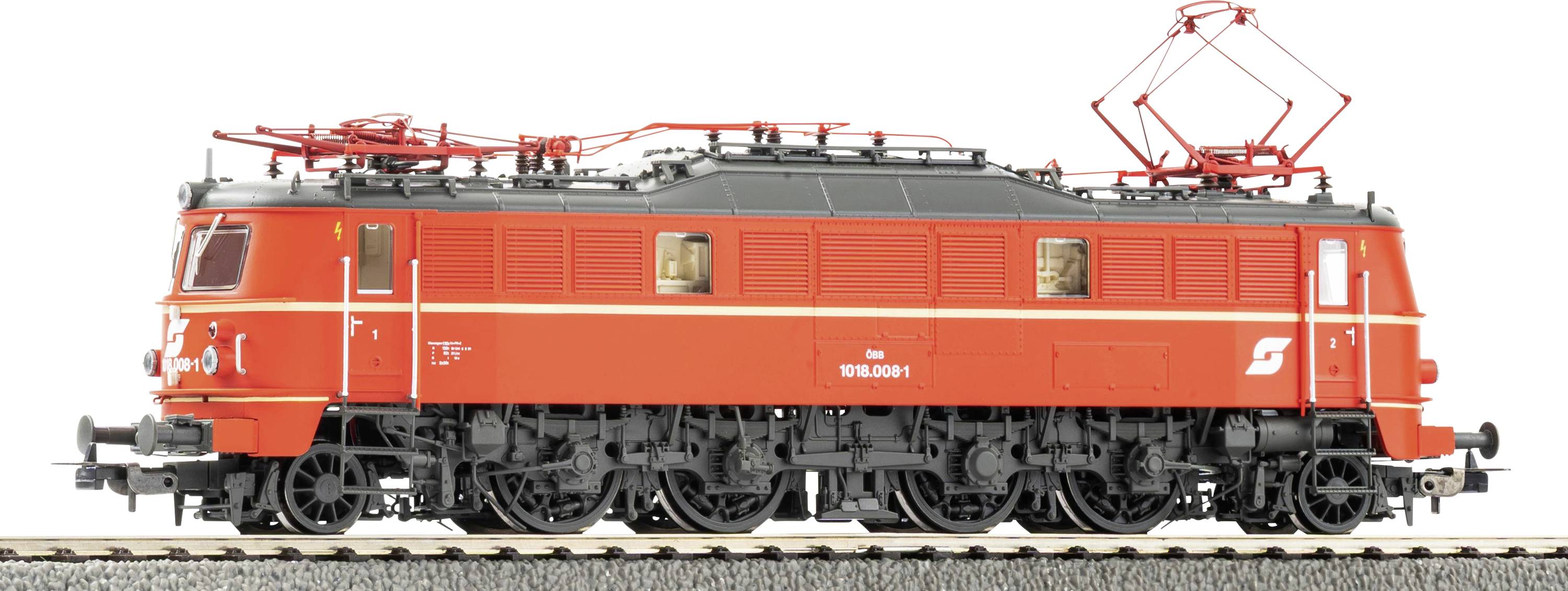 Ein rotes Elektrolokomotivenmodell auf einem grauen Gleis, das detaillierte Komponenten und das Firmenlogo zeigt, von der Seite betrachtet.