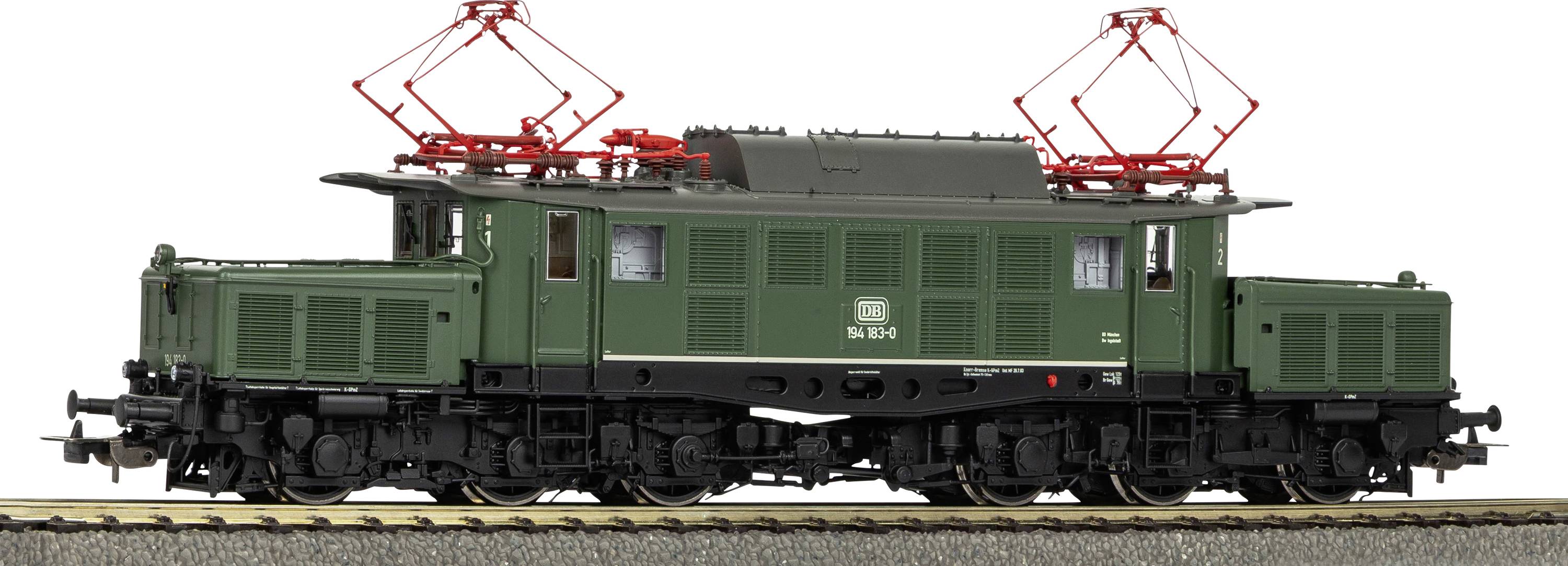 Eine grüne Modellelektrolokomotive mit roten Stromabnehmern auf einem Gleis, die detailliertes Design und historischen Stil zur Schau stellt.