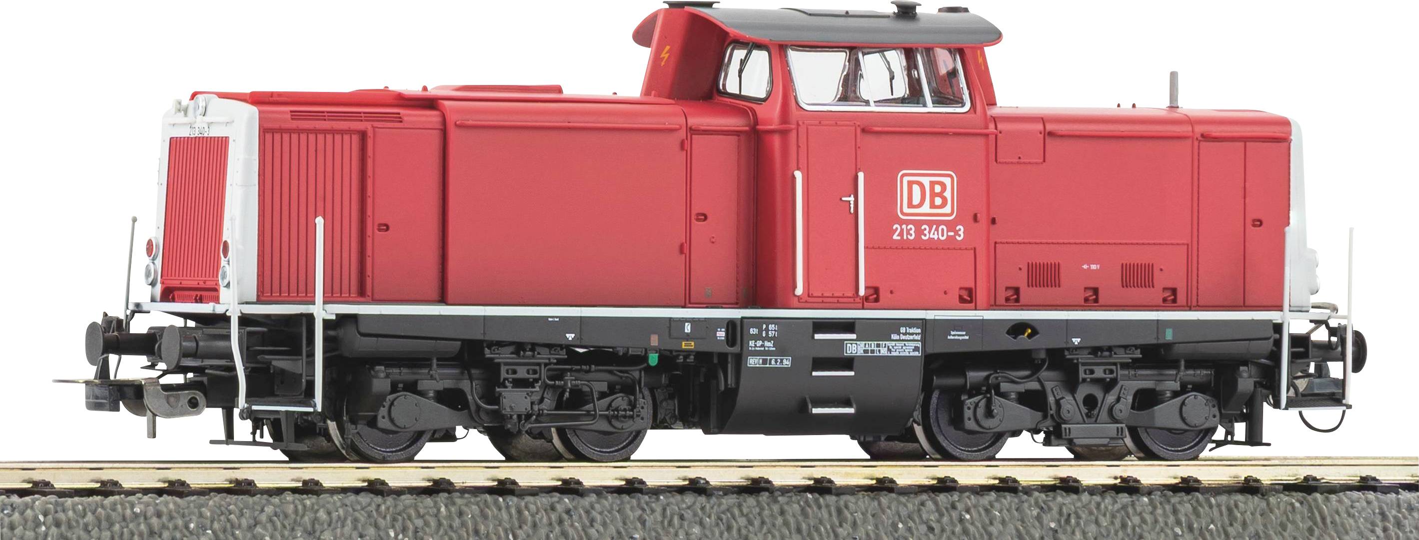 Eine rote Diesellokomotive mit der Aufschrift „DB 213 348-3