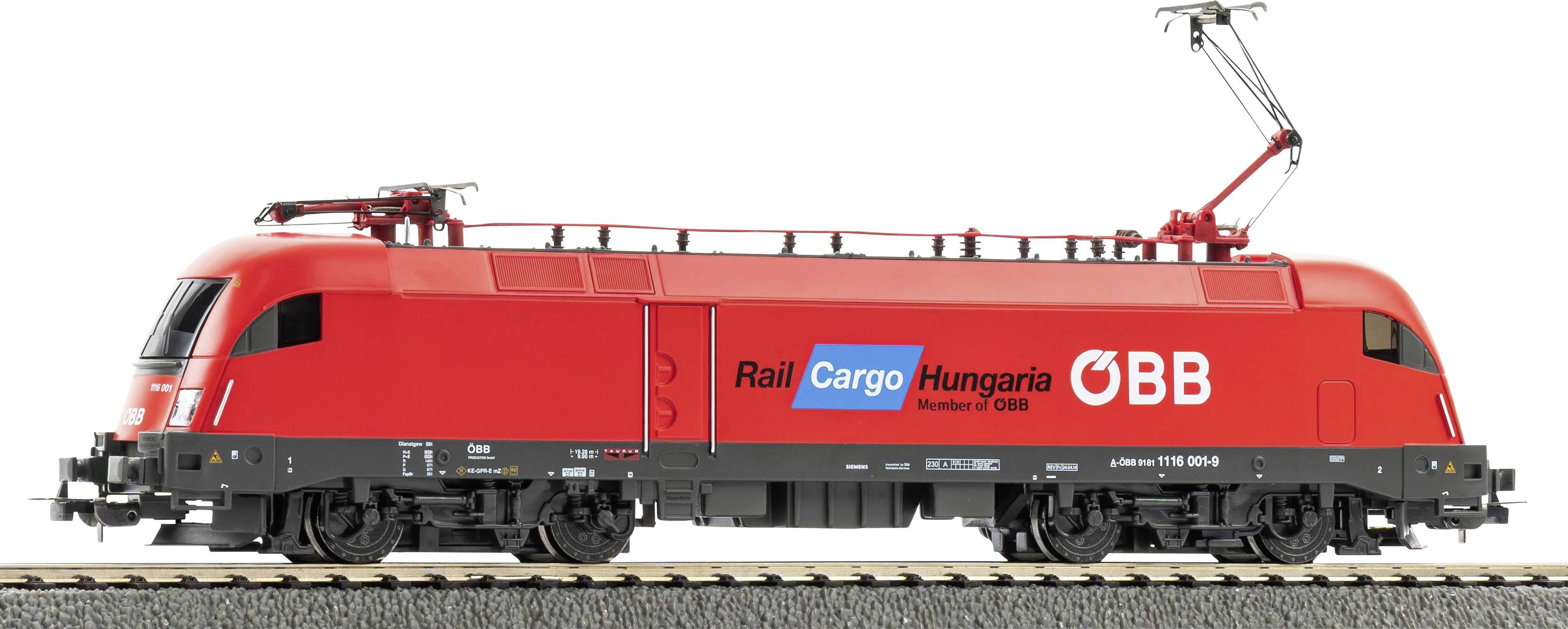 Eine rote elektrische Zuglokomotive mit der Aufschrift „Rail Cargo Hungaria