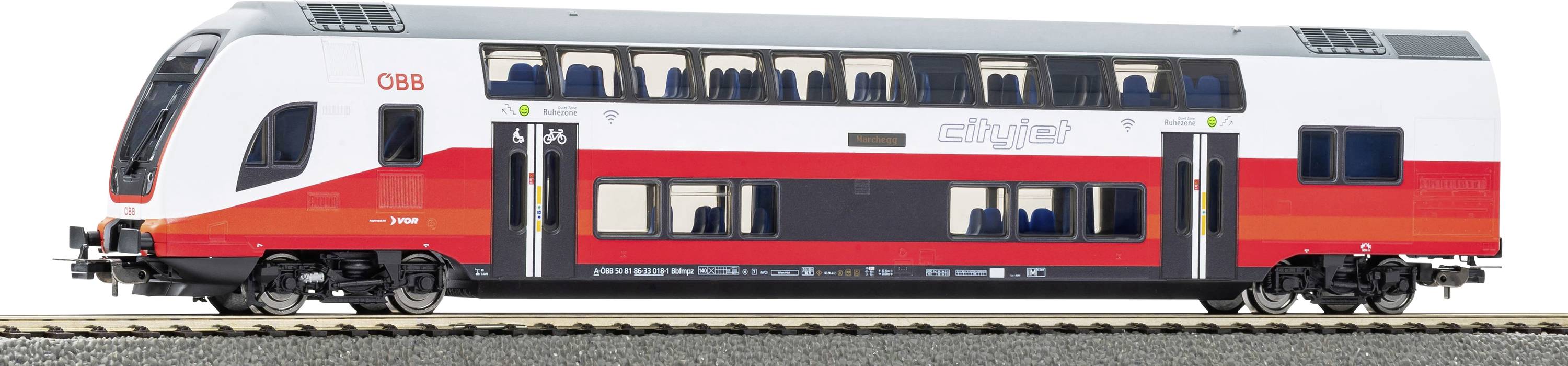 Ein rot-weißer Doppeldeckerzug mit dem „ÖBB