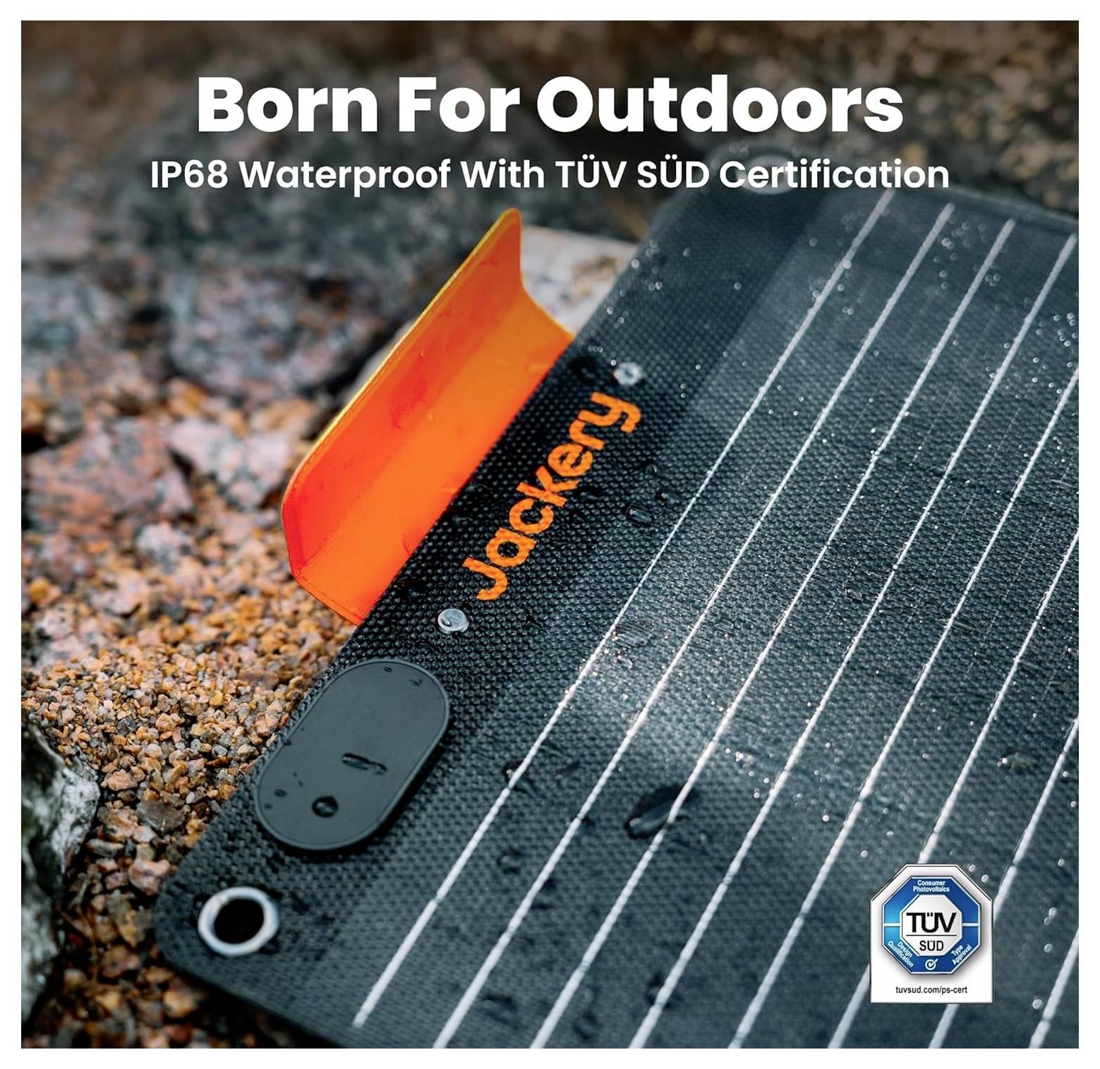 Solarpanel mit der Aufschrift ‚Born For Outdoors', das wasserdichtes Material mit IP68- und TÜV-SÜD-Zertifizierung zeigt, auf felsigem Gelände platziert.