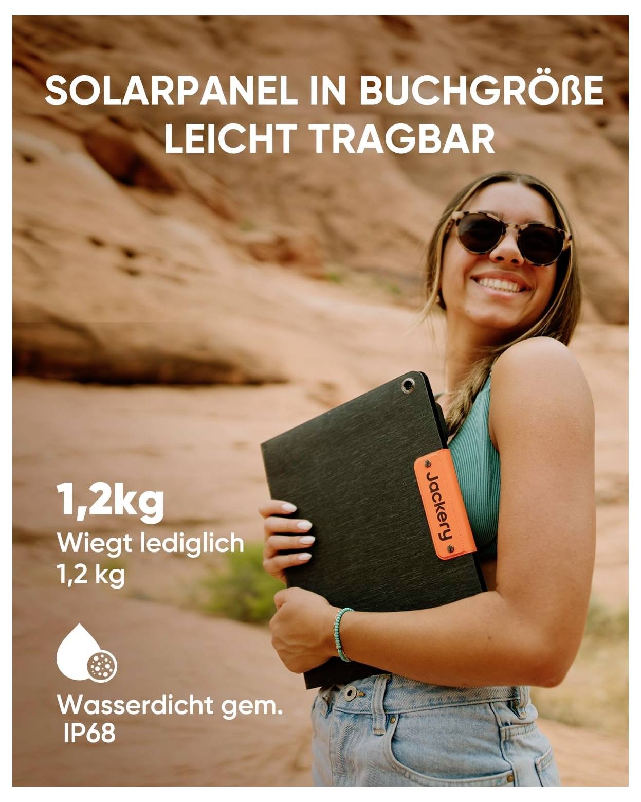 Frau hält ein kompaktes, tragbares Solarpanel, lächelt in einer Wüstenlandschaft. Text lautet: Solarpanel in Buchgröße Leicht Tragbar, 1,2kg, Wasserdicht gem. IP68.