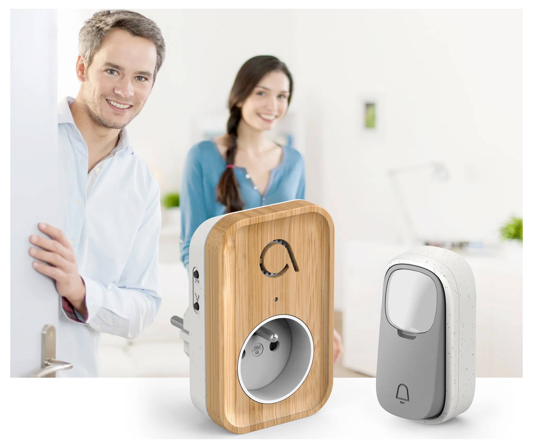 Ein lächelndes Paar steht in einem hell erleuchteten Raum hinter zwei Smart-Home-Geräten, einem digitalen Stecker und einer Türklingel, die im Vordergrund platziert sind.