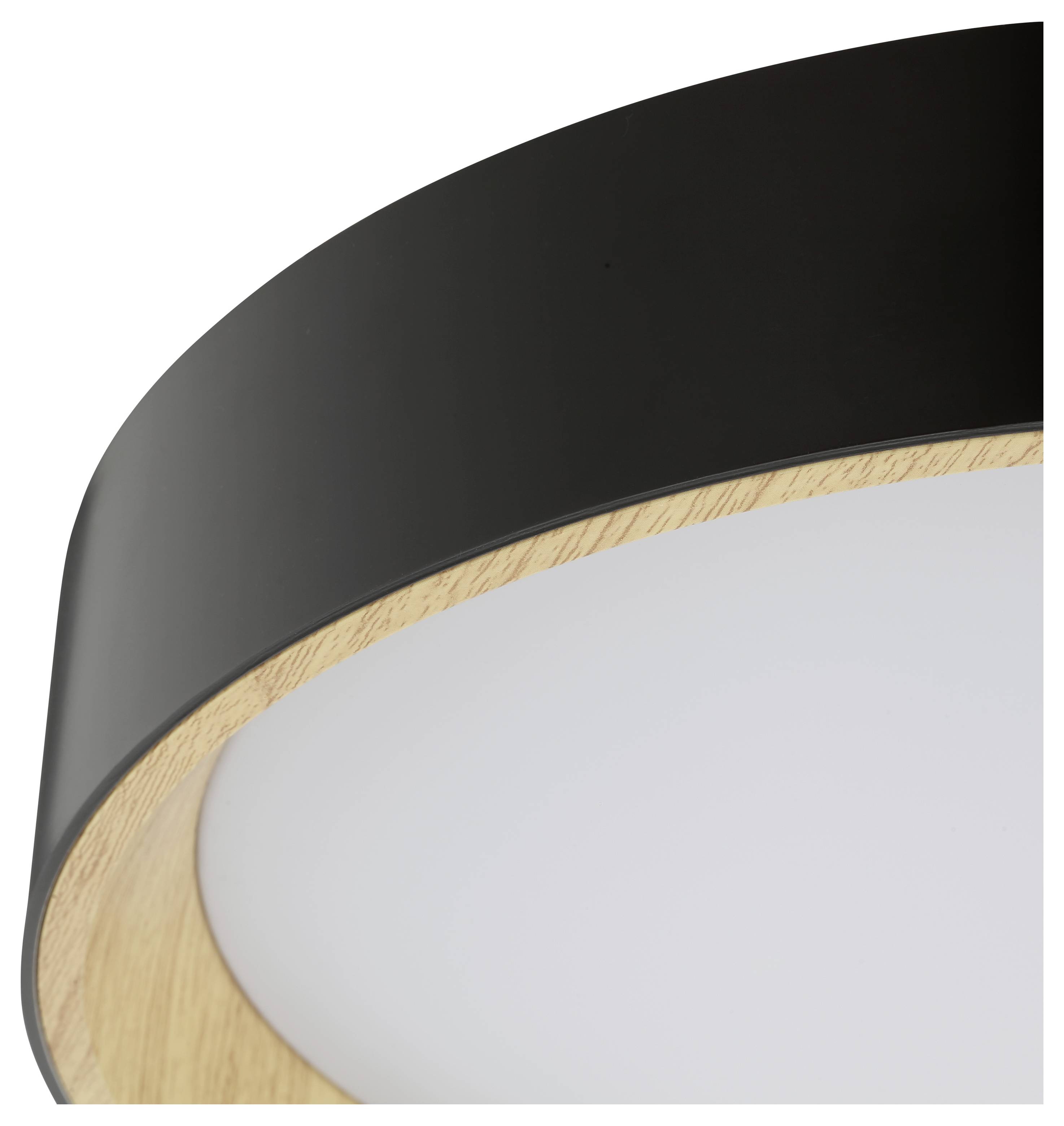 Eine Nahaufnahme einer modernen Deckenlampe mit einem kreisförmigen schwarzen Rahmen, Holzumrandung und weißem Diffusor, die ihr minimalistisches Design zur Geltung bringt.