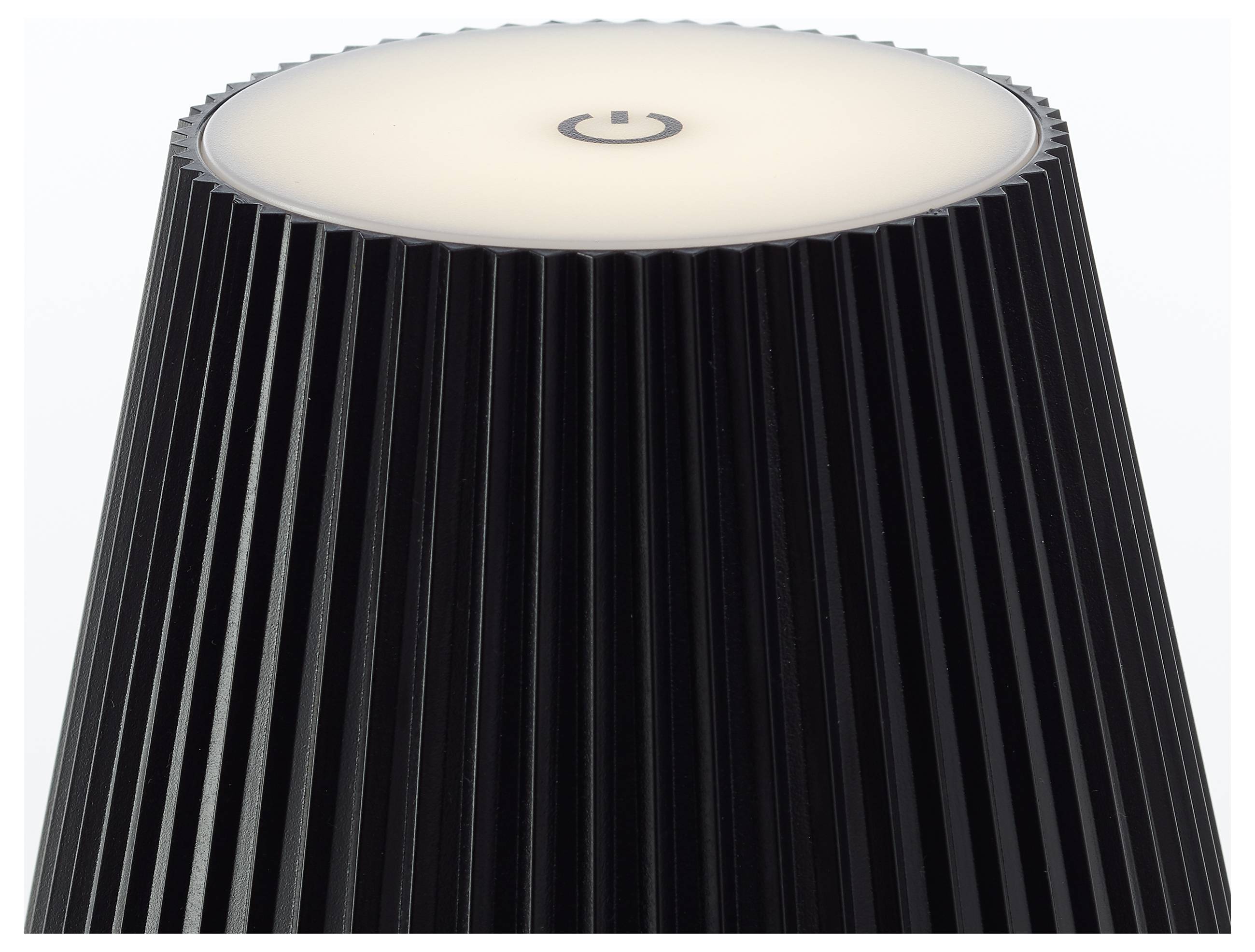 Ein schwarzes zylindrisches Gerät mit vertikalen Rillen und einer leuchtenden Oberseite mit einem Powersymbol.