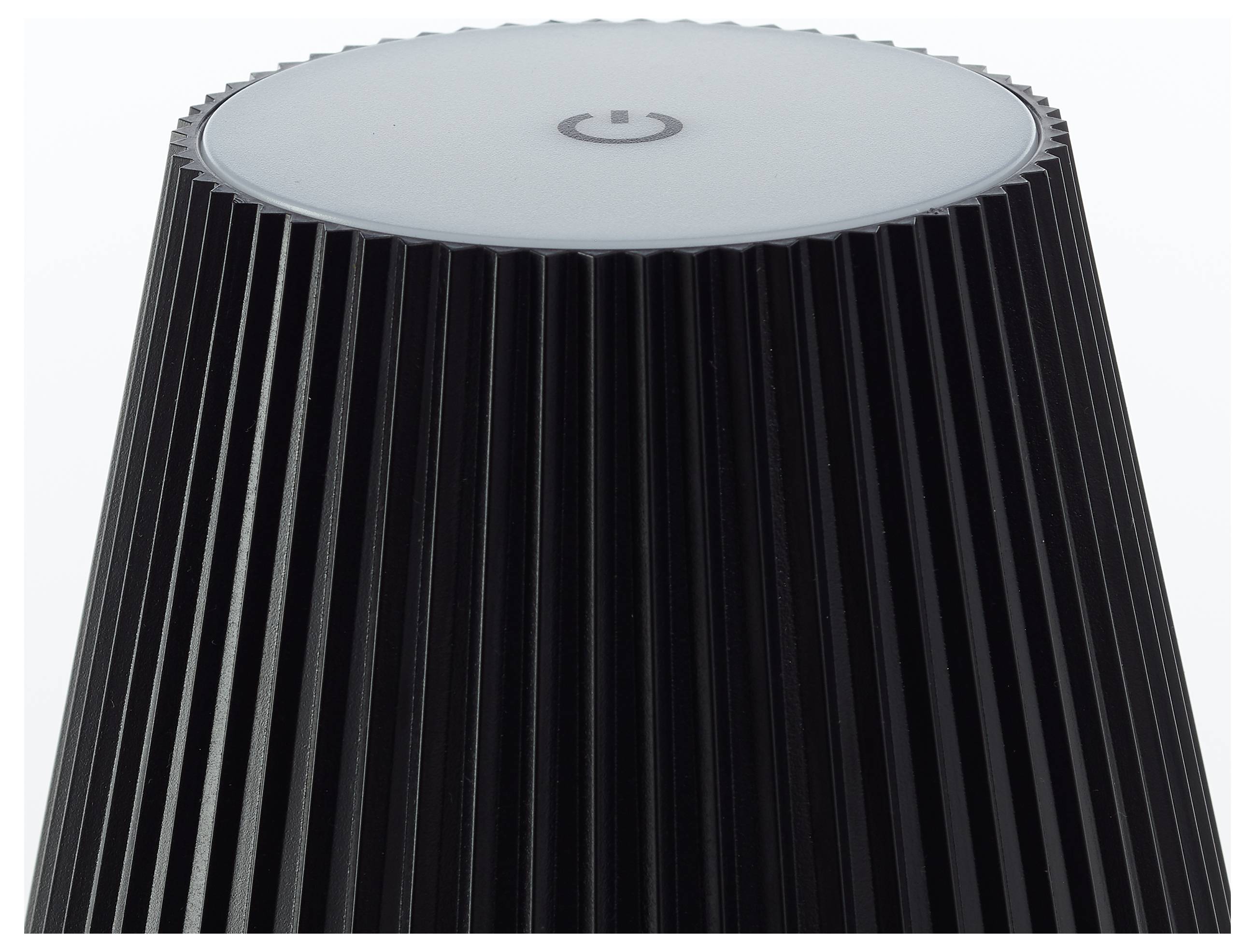 Ein dunkler, gerippter Smarter Lautsprecher mit einem Netzsymbol auf der Oberseite, was darauf hindeutet, dass er ausgeschaltet ist oder auf Aktivierung wartet.