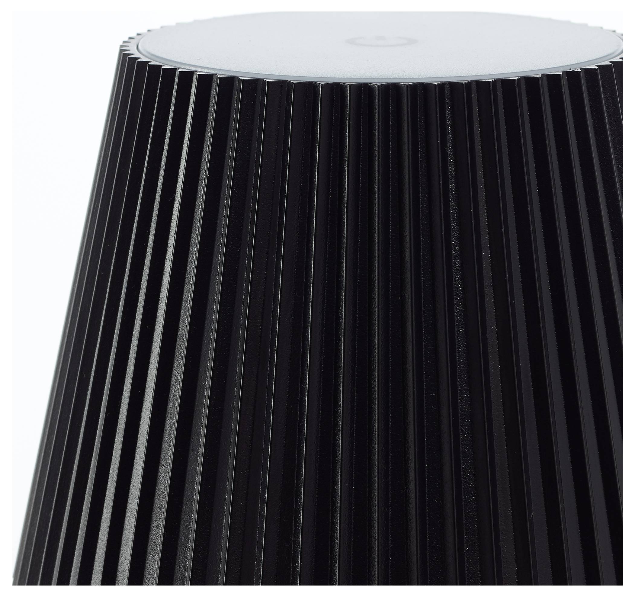 Ein schwarzer, geraffter Lampenschirm mit einem schlichten, modernen Design, der vertikale Rillen aufweist, die eine strukturierte Oberfläche erzeugen.