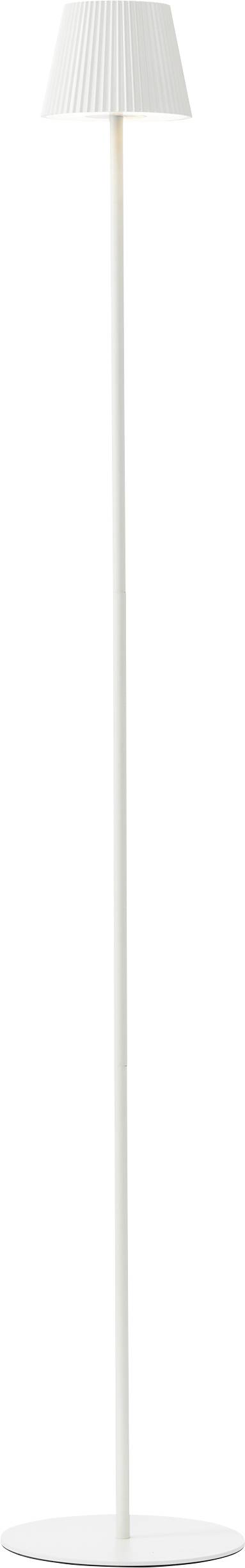 Eine hohe, weiße Stehlampe mit einem schmalen Schaft und einem gefältelten Lampenschirm.