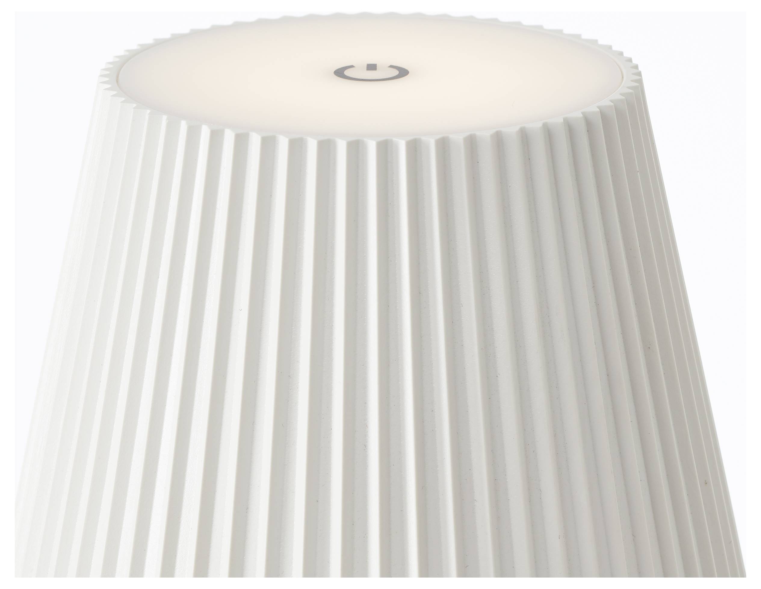 Eine weiße, geriffelte Lampe mit einer runden Oberseite, die ein Power-Symbol in der Mitte trägt und damit einen Fokus auf modernes Design und Funktionalität andeutet.