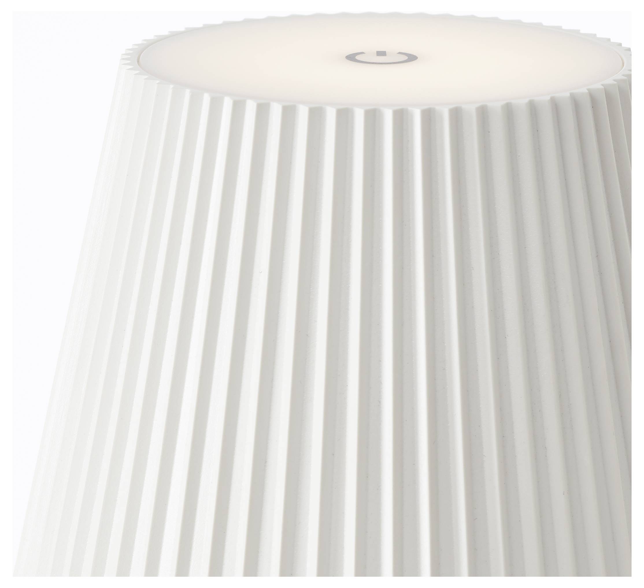Ein weißer, gefalteter Lampenschirm mit einem kreisförmigen Ein-Aus-Symbol auf der Oberseite, vor einem schlichten Hintergrund eingefangen.
