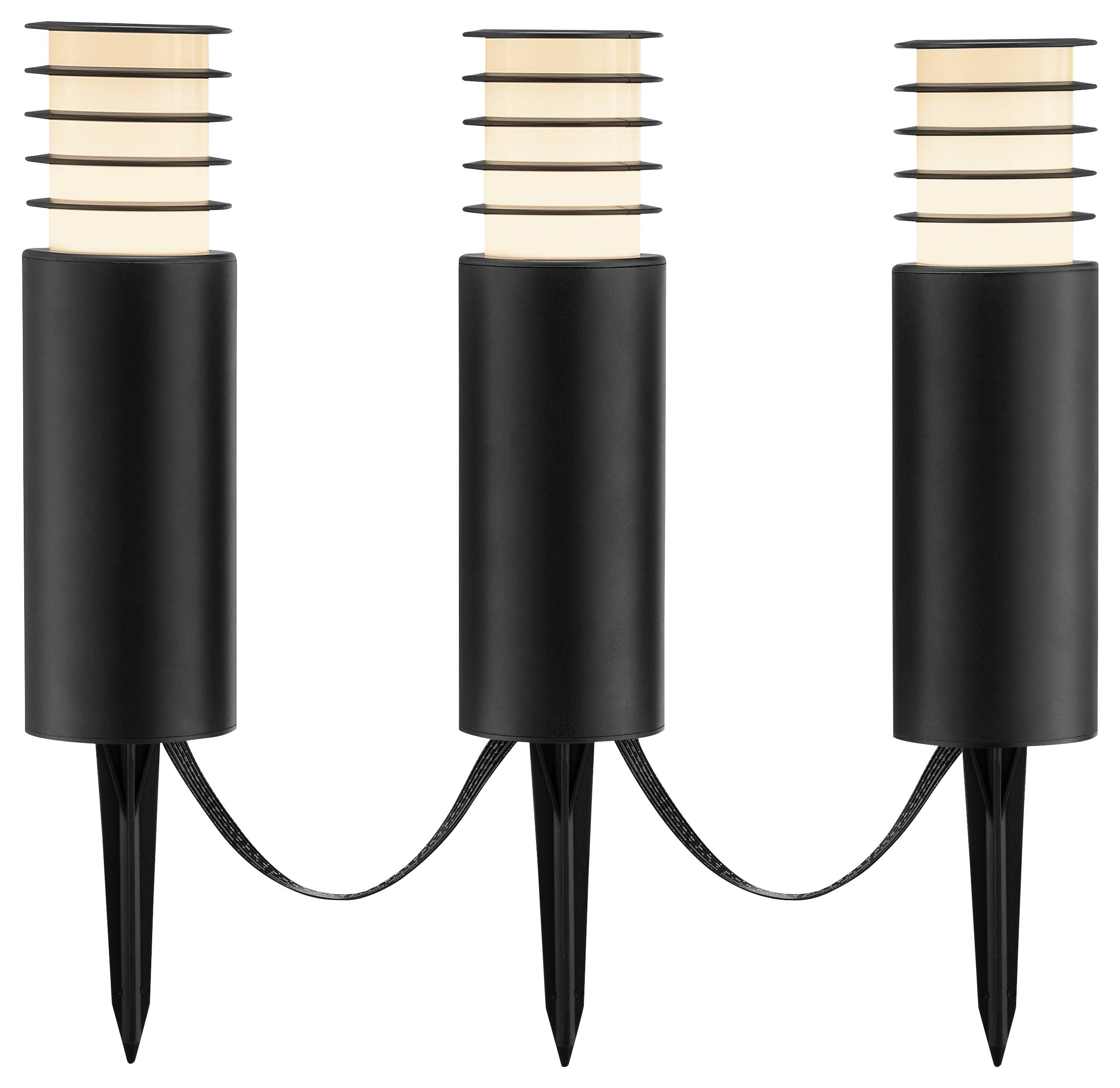 Drei schwarze Außenwegeleuchten mit zylindrischer Gestaltung und Lamellen, durch ein Kabel miteinander verbunden. Jede Leuchte verfügt über einen spitzen Bodenpflock zur Installation.