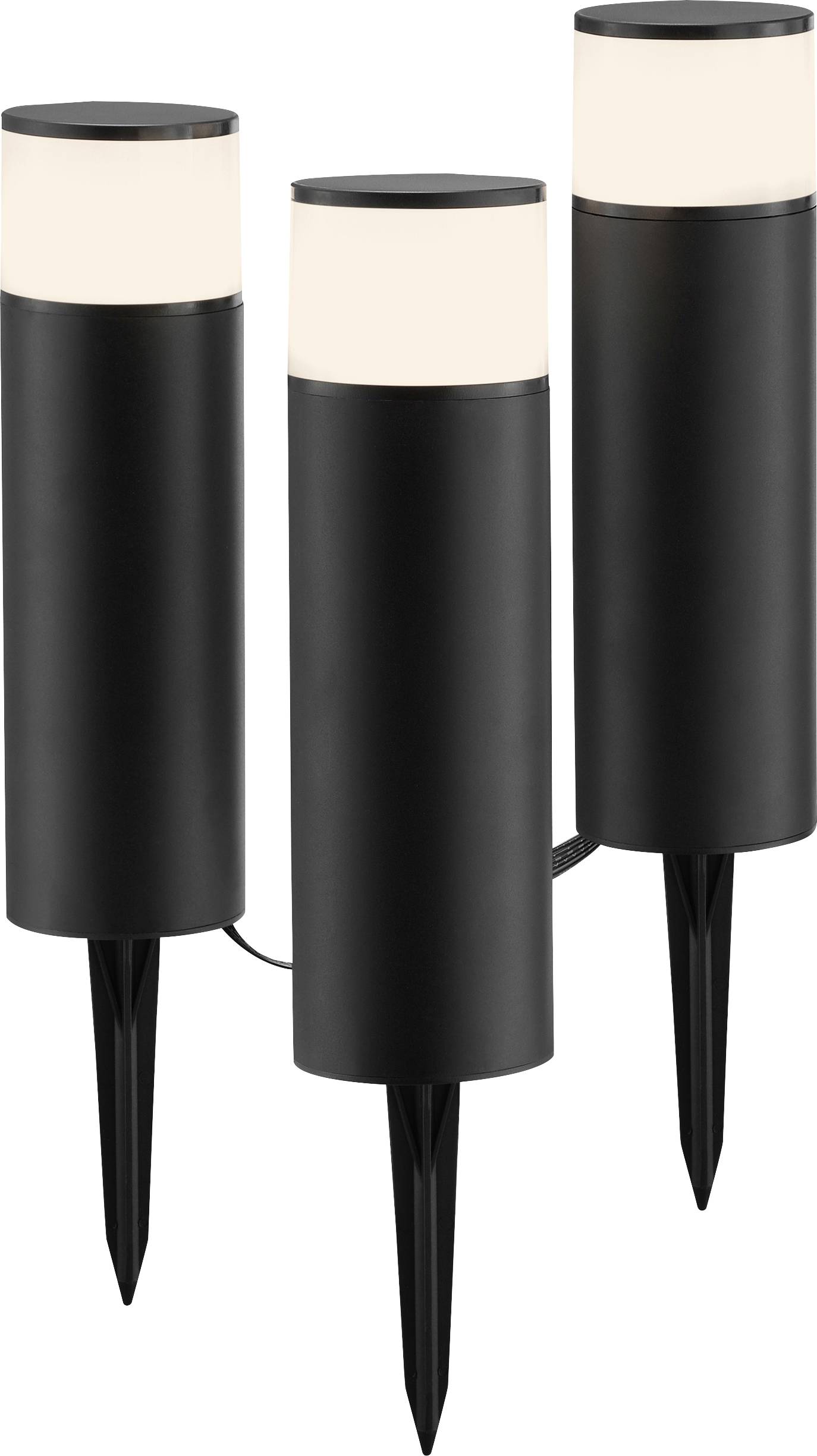 Drei schlanke schwarze Außen-Gartenleuchten mit zylindrischen Köpfen strahlen ein weiches Licht aus, wobei jede auf spitzen Erdspießen montiert ist, die ein einfaches Einsetzen in den Boden ermöglichen.