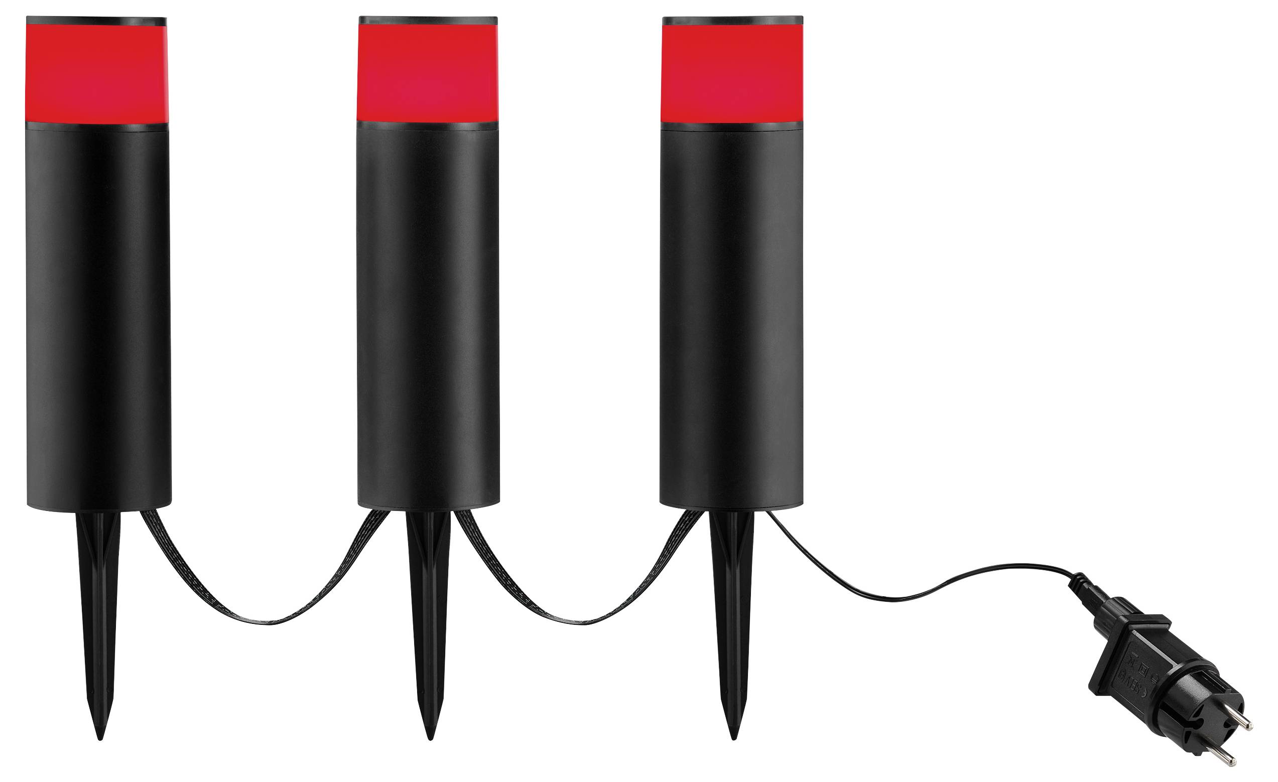 Drei schwarze Erdspieße mit roten Köpfen sind durch Kabel miteinander verbunden und an einen Stromstecker angeschlossen. Sie scheinen Außenbeleuchtungsarmaturen zu sein.