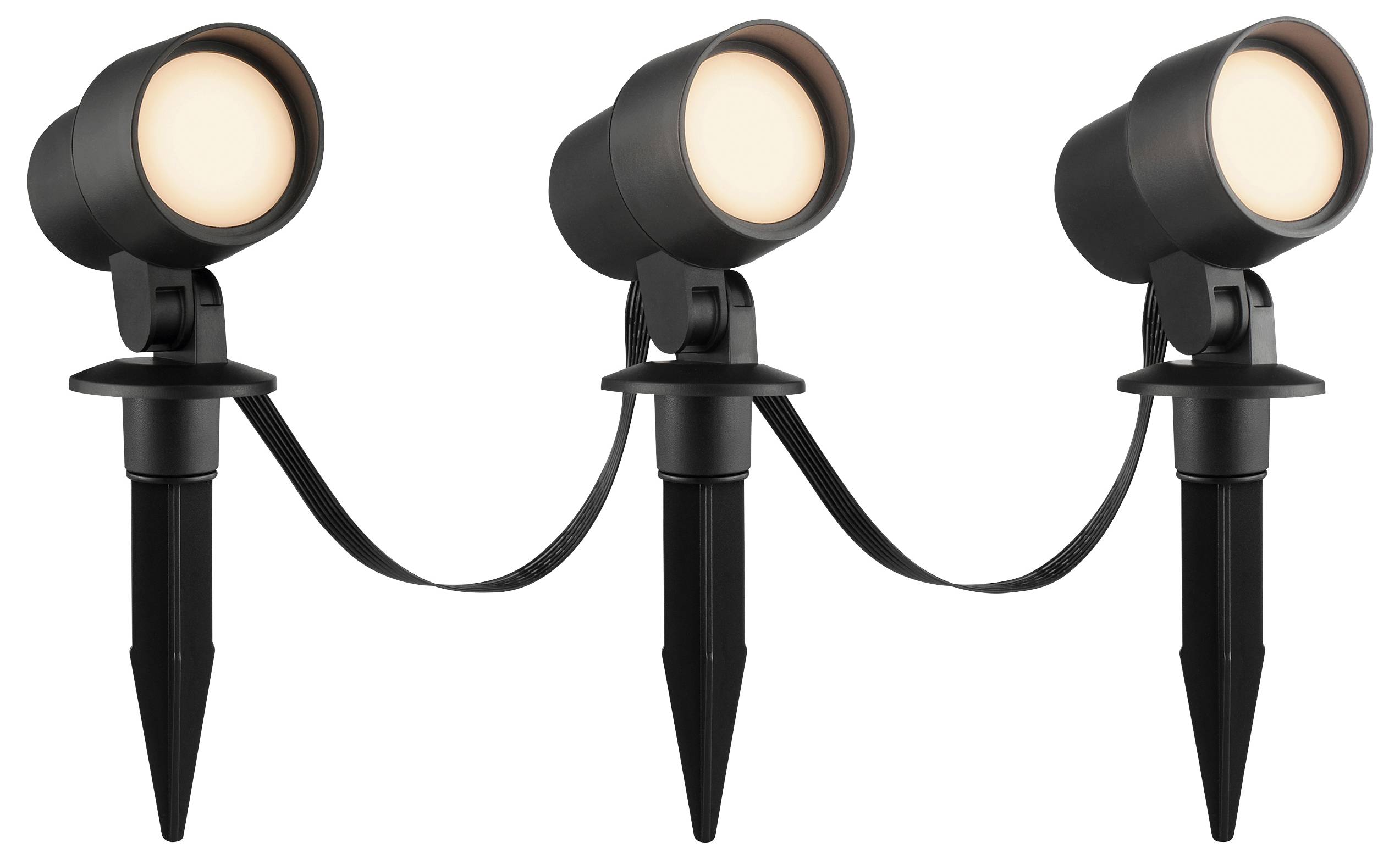 Außenspotlights mit abgerundeten Köpfen, durch ein Kabel verbunden, auf Erdspießen montiert, sanft leuchtend.