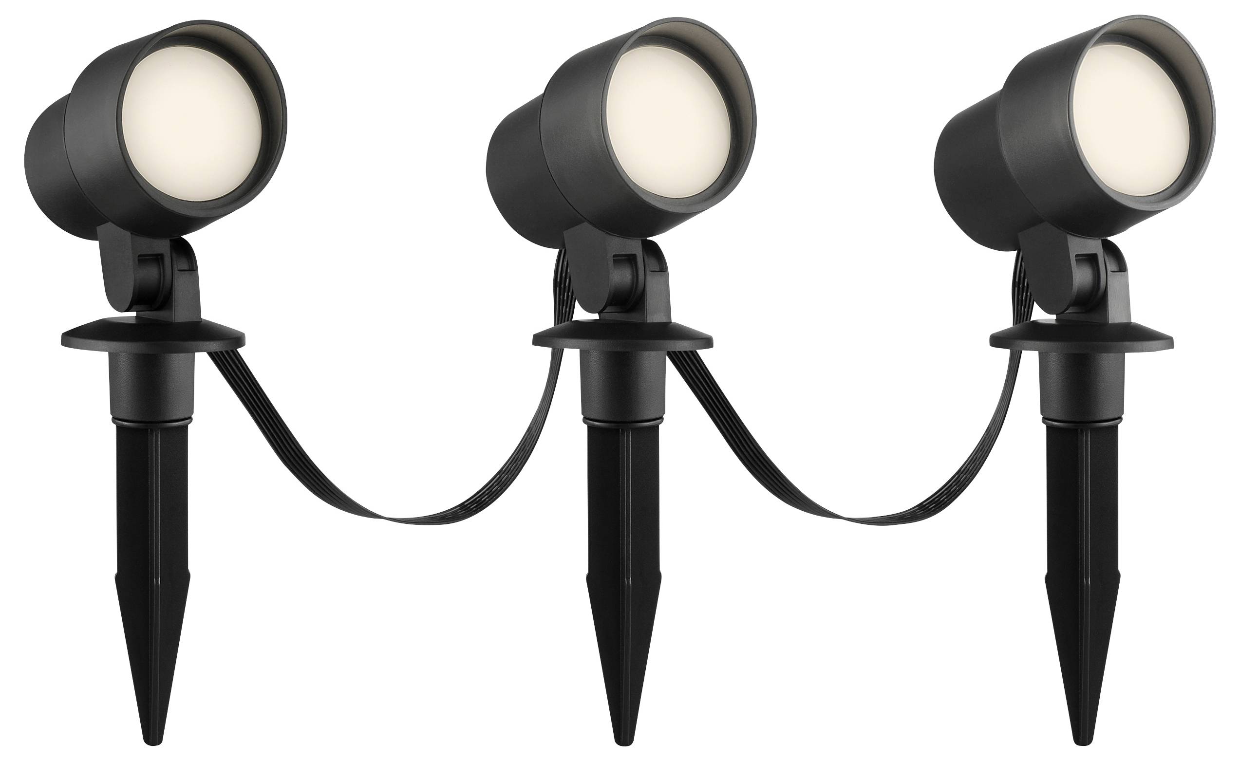 Drei schwarze Outdoor-LED-Scheinwerfer, die durch ein Kabel miteinander verbunden sind, jeder auf Erdpfählen montiert. Sie sind für Gartenbeleuchtung konzipiert.