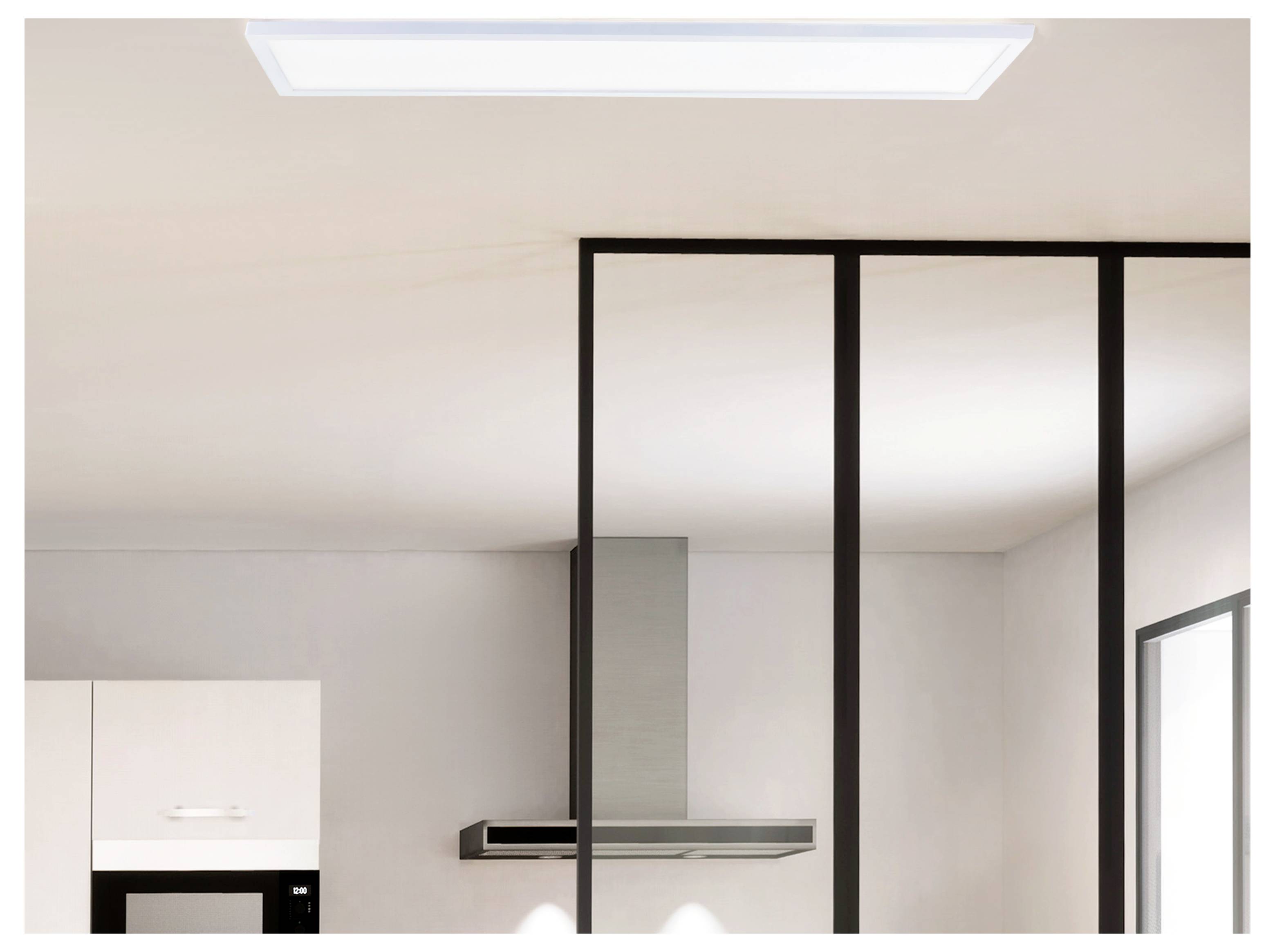 Eine moderne Küchendecke mit einem rechteckigen Deckenleuchter und sichtbarer Dunstabzugshaube. Minimalistisches Design mit klaren Linien und neutralen Tönen.