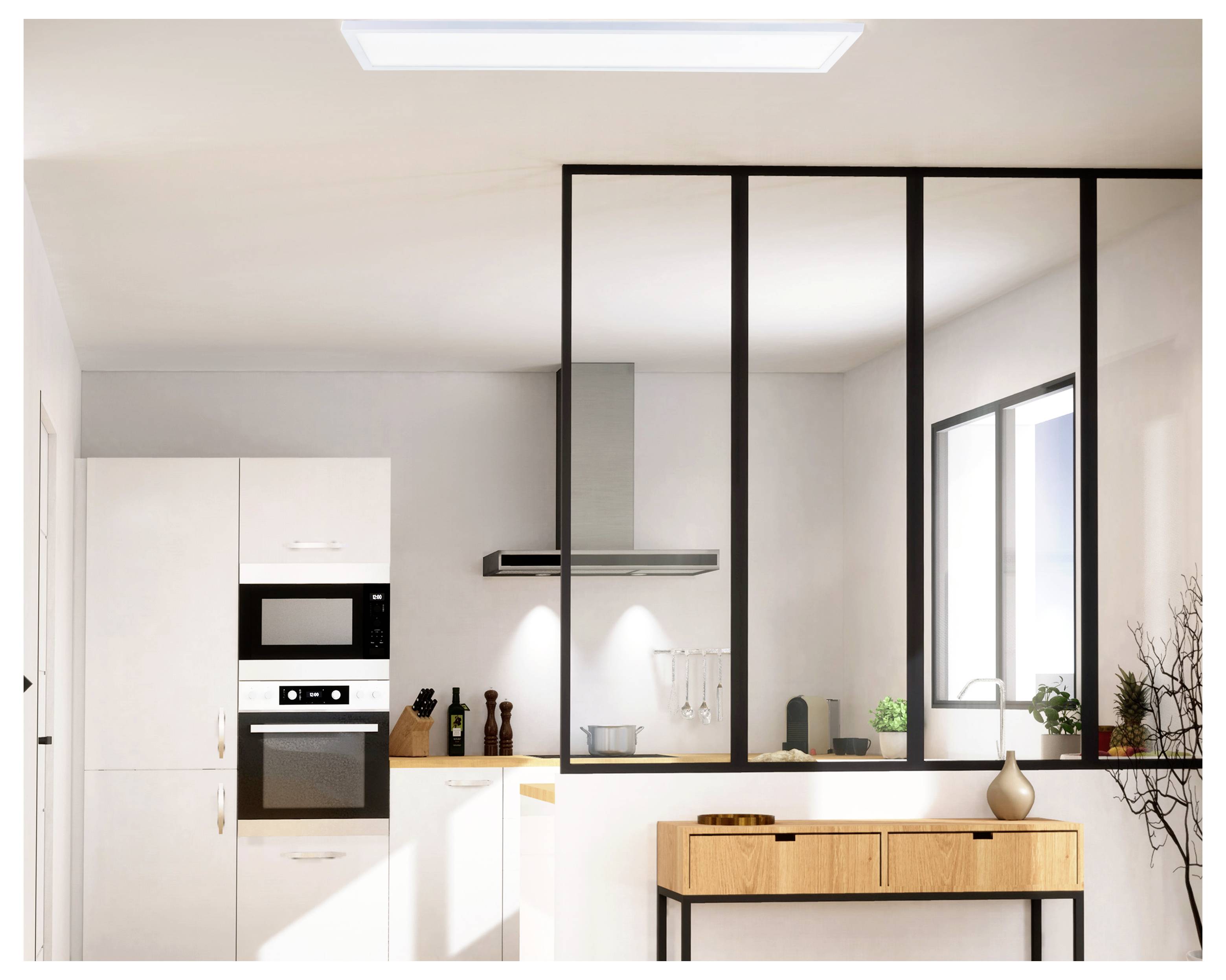 Moderne Küche mit einer Farbpalette in Weiß und Holztönen, ausgestattet mit eingebauten Haushaltsgeräten, einer Dunstabzugshaube und einer Raumtrennung mit Glaspaneelen.