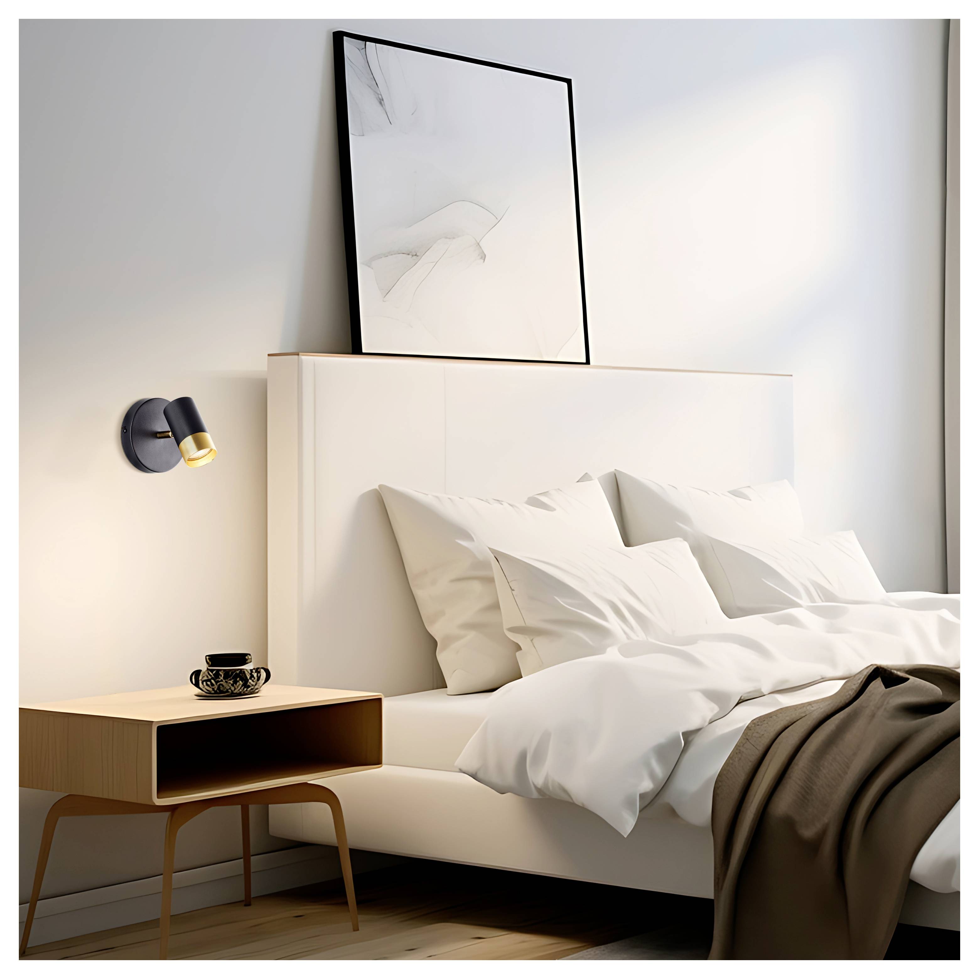 Ein ordentlich gemachtes Bett mit weißen Leintüchern und einer braunen Decke, neben einem Holznachttisch mit einer Teegarnitur und einer wandmontierten Leselampe.