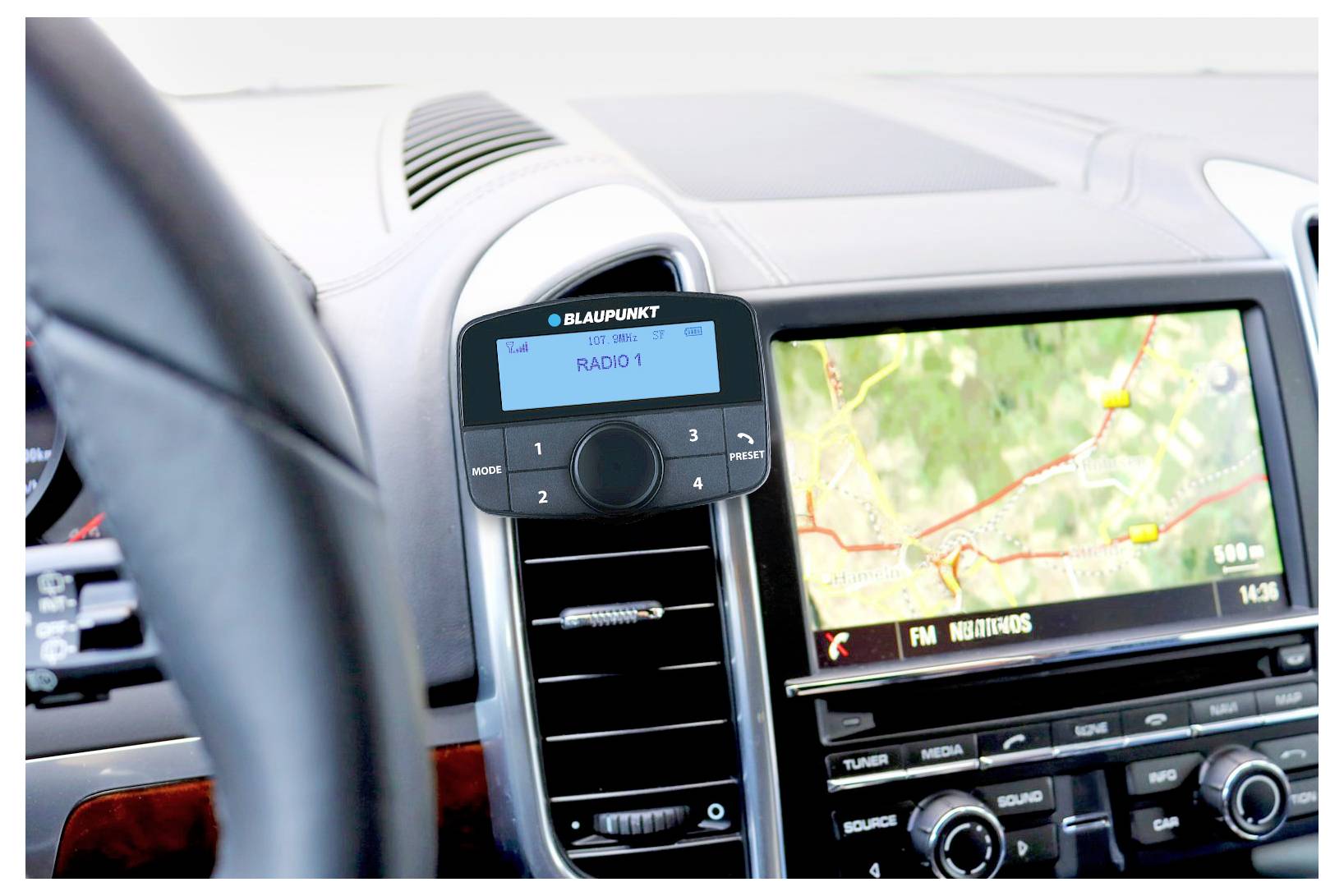 Ein Auto-Armaturenbrett mit einer montierten Blaupunkt-Funkfernbedienung, die 