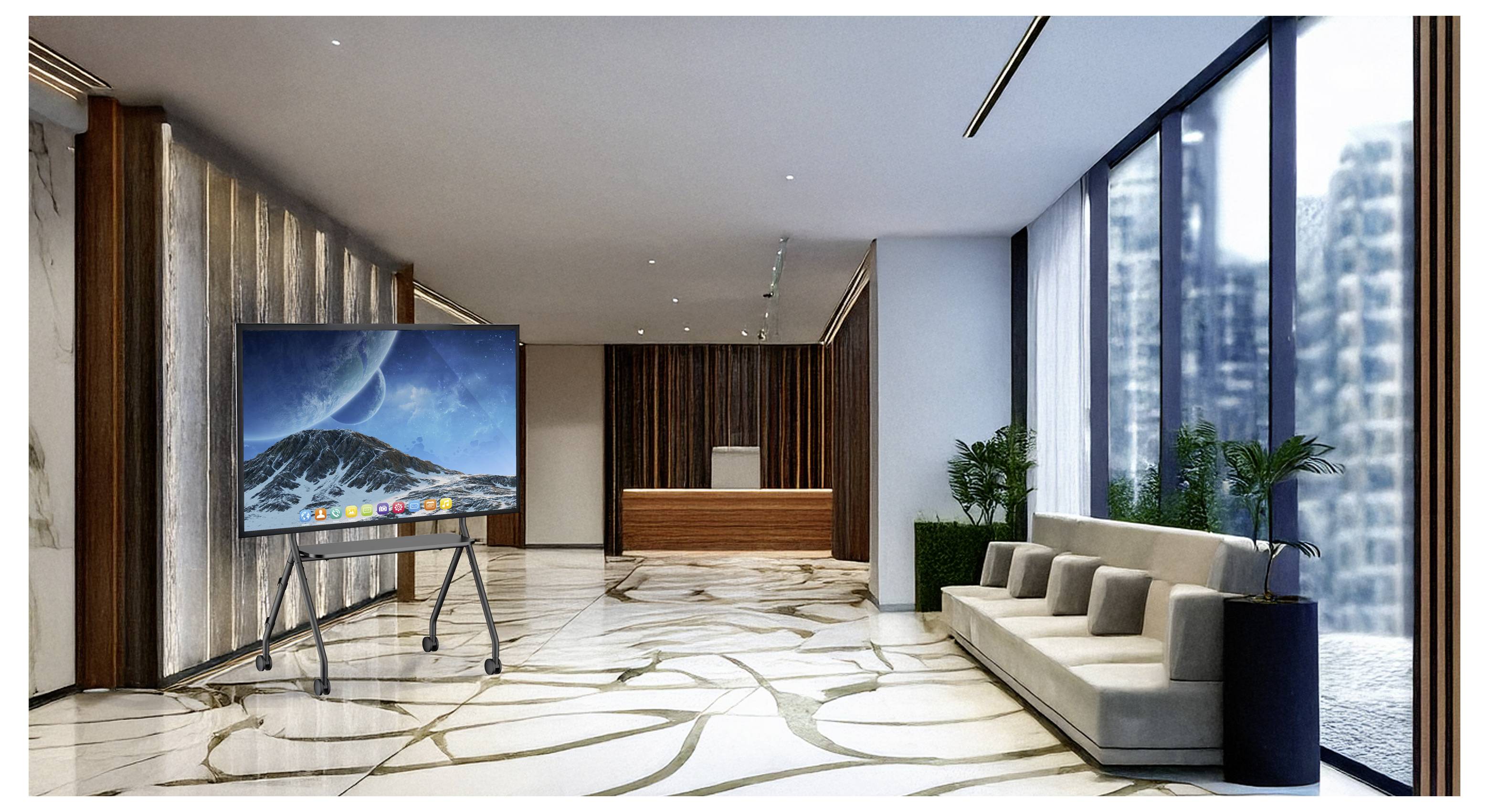 Modernes Büro-Foyer mit großem Fernseher auf einem Ständer, Empfangstheke, Sofasitzplätze, Pflanzen und raumhohen Fenstern mit Blick auf Stadtgebäude.