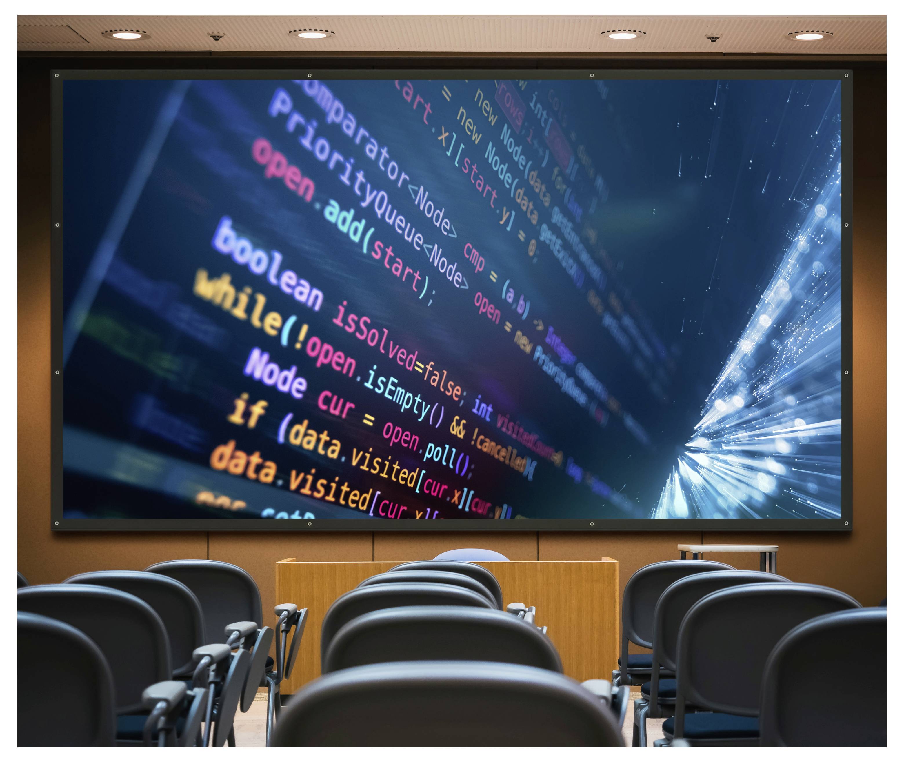 Ein großer Bildschirm zeigt farbige Codezeilen in einem leeren Konferenzraum und deutet auf die Vorbereitung einer Technologiepräsentation oder eines Workshops hin.