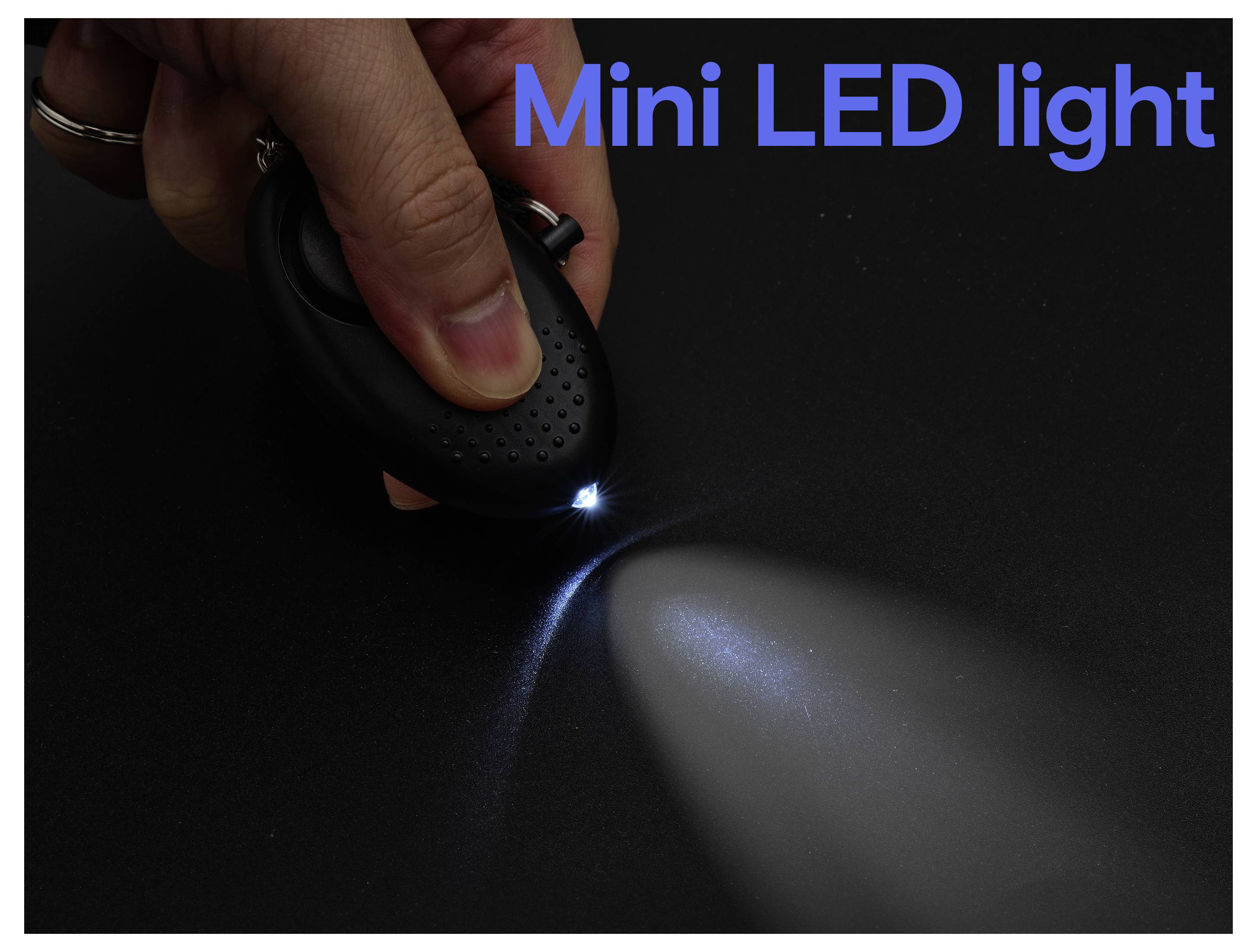 Hand, die eine kleine Mini-LED-Leuchte hält, die einen engen Strahl in der Dunkelheit wirft, mit dem Text „Mini-LED-Leuchte