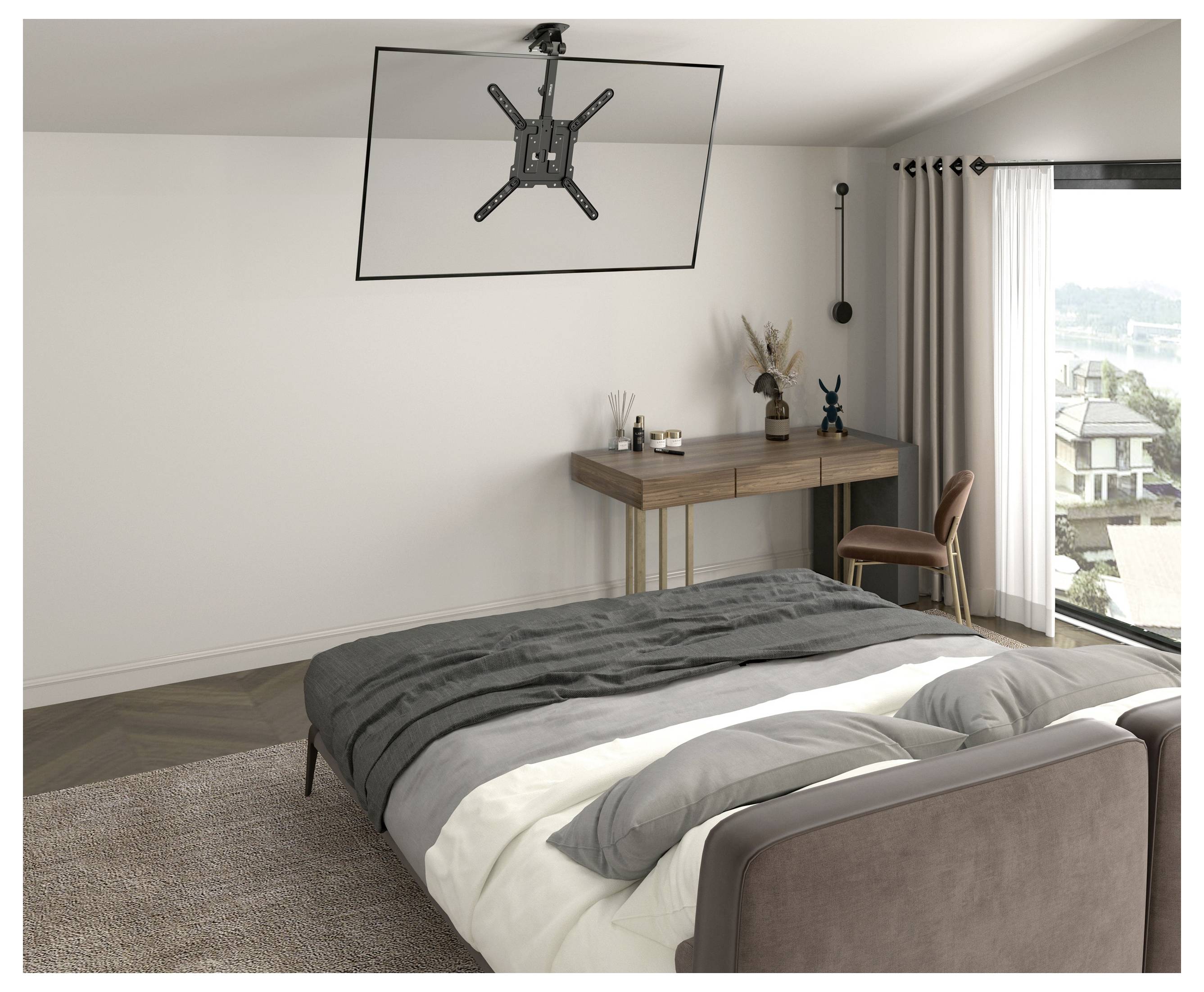 Modernes Schlafzimmer mit Bett, wandmontierter Fernseh-Halterung, Schreibtisch, Stuhl, Vorhängen und großem Fenster, das Tageslicht hereinlässt.