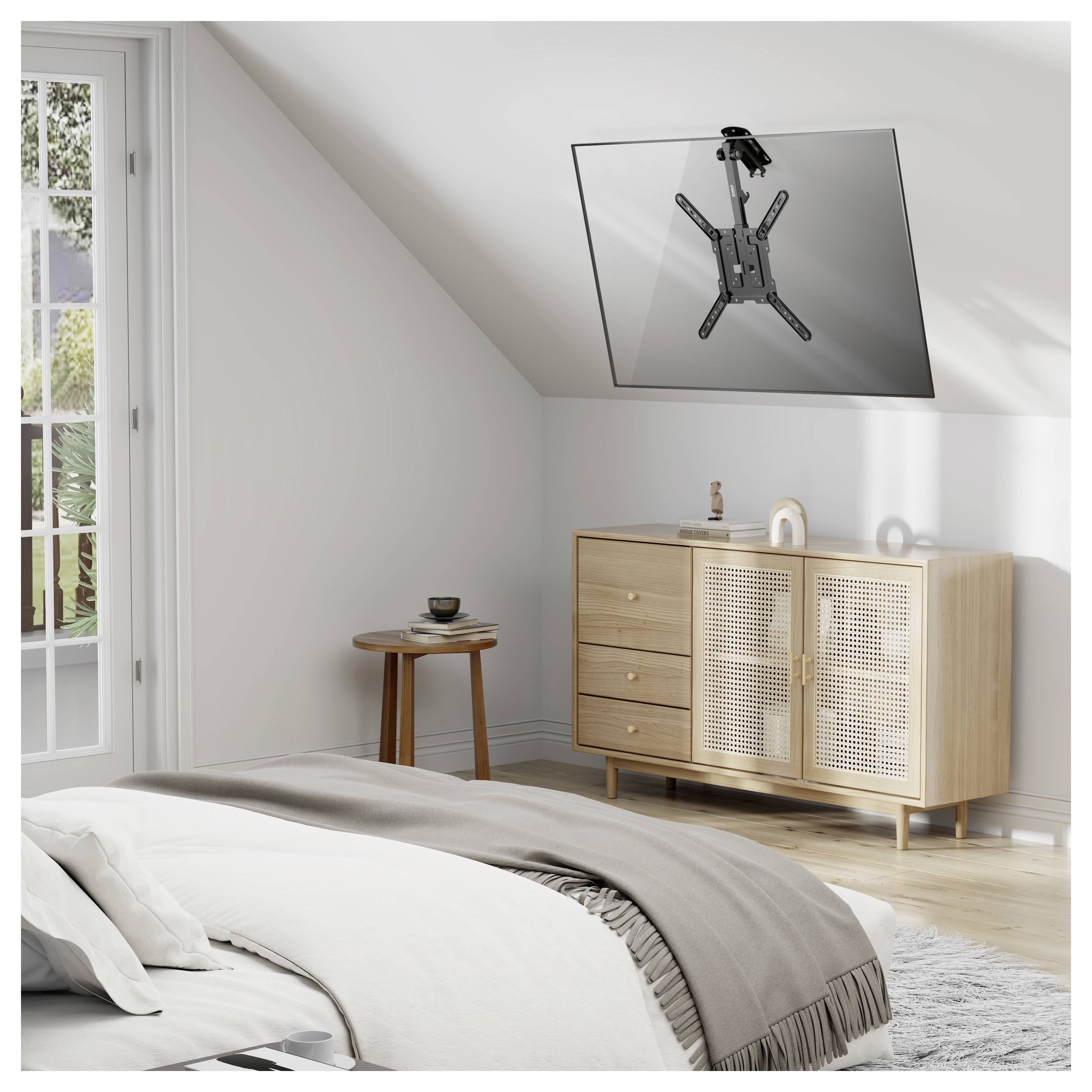 Helles minimalistisches Schlafzimmer mit Bett, Nachttisch und Holzschrank; ein Fernseher ist hoch an der schrägen Wand in der Nähe der Decke montiert.