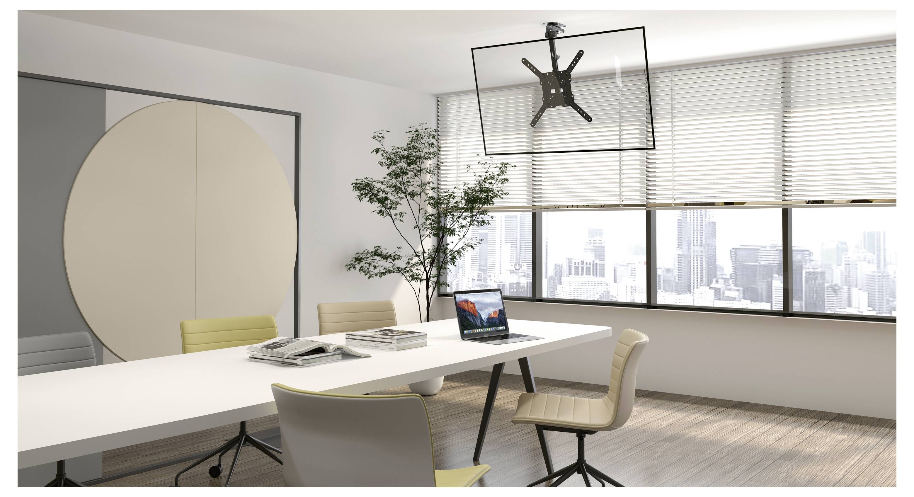 Moderner Konferenzraum mit weißem Besprechungstisch, verschiedenen Stühlen, Laptop und Dokumenten, großen Fenstern mit Stadtblick und einer hängenden Kameradisplayanlage oben.