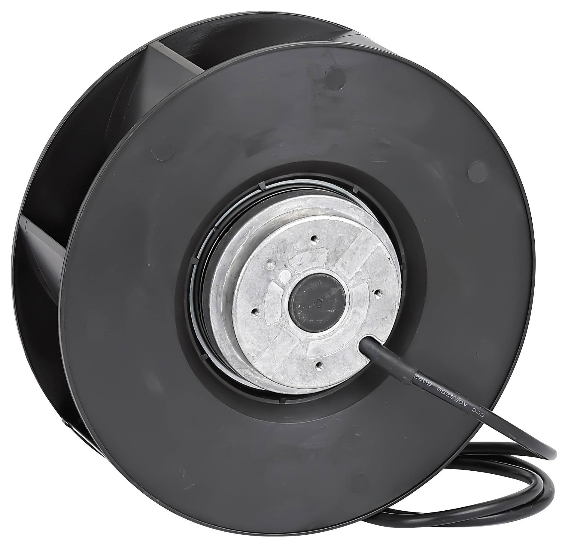Ein schwarzes Lüfterrad mit sichtbarem zentralem Metallnabe, mit angebrachter Verkabelung, möglicherweise für HLK-Systeme oder industrielle Ausrüstung verwendet.