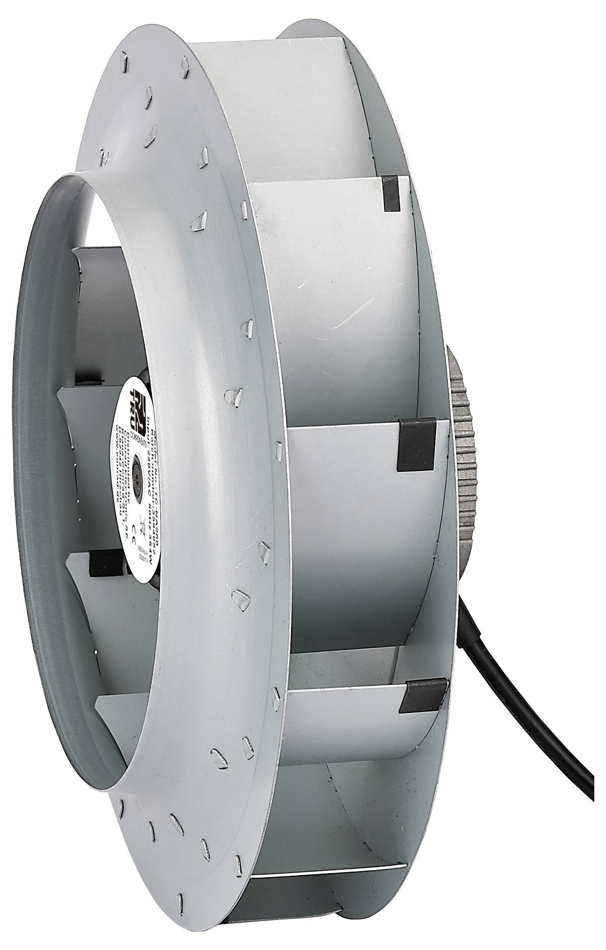 Grauer Industrie-Ventilator mit kreisförmigem Metallgehäuse und Flügeln, von der Seite betrachtet. Ein Stromkabel erstreckt sich von der Rückseite.