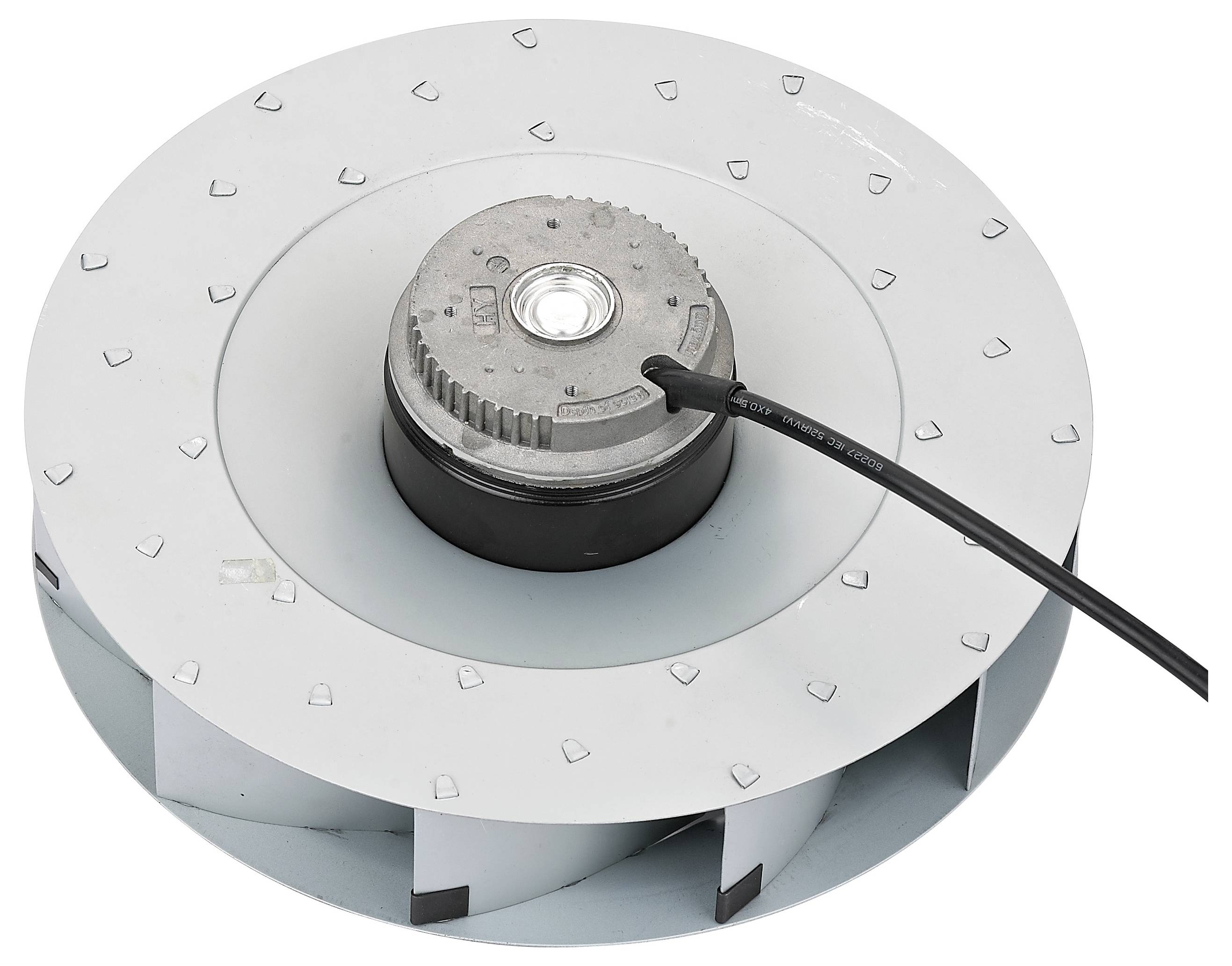 Metalventilator mit Zentralmotor und umgebenden kreisförmigen Blättern. Ein Kabel erstreckt sich vom Motor und hebt seine Verbindungsfunktion hervor.